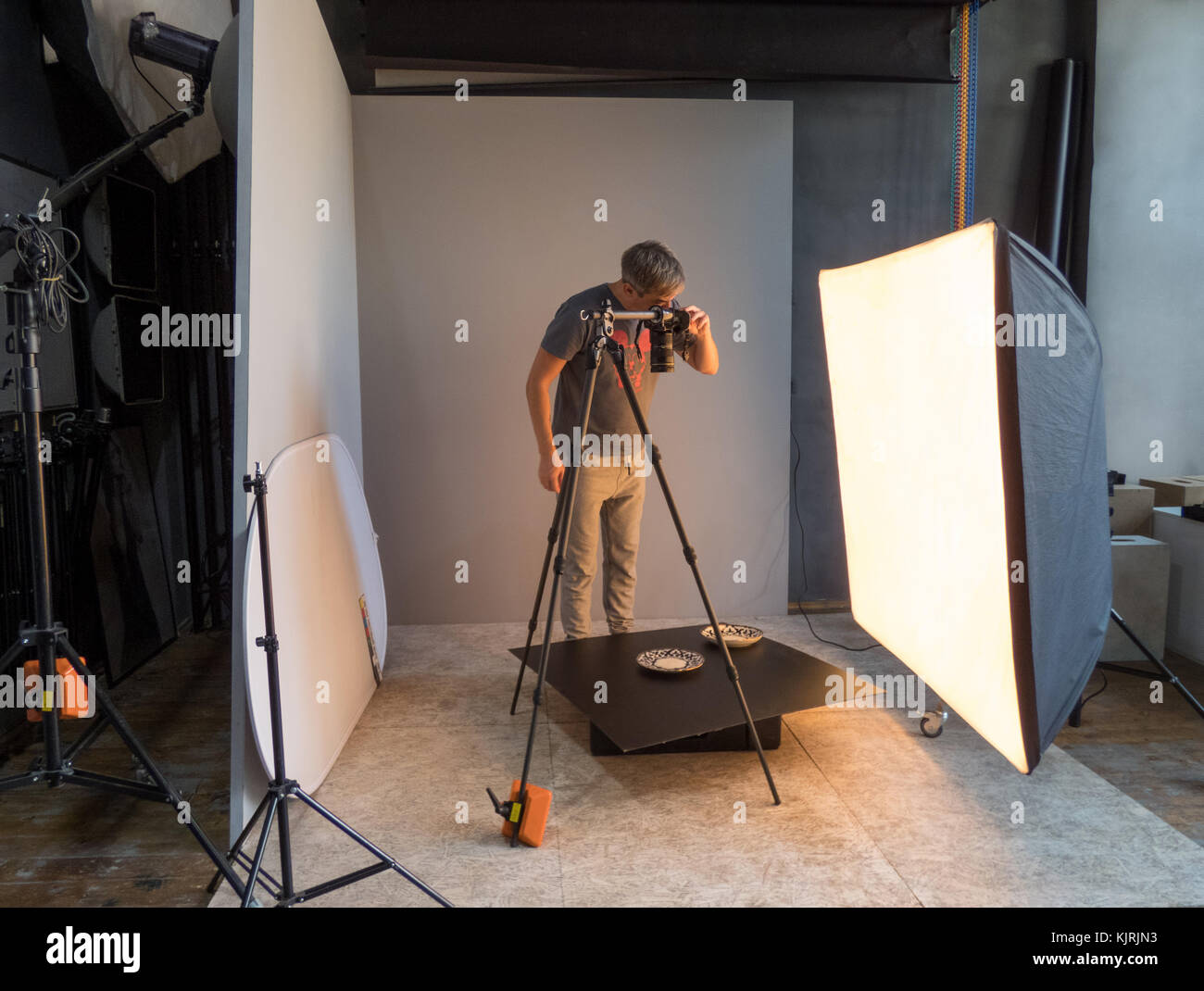 Fotografo a fotografare in studio. la fotografia non intenzionale Foto Stock