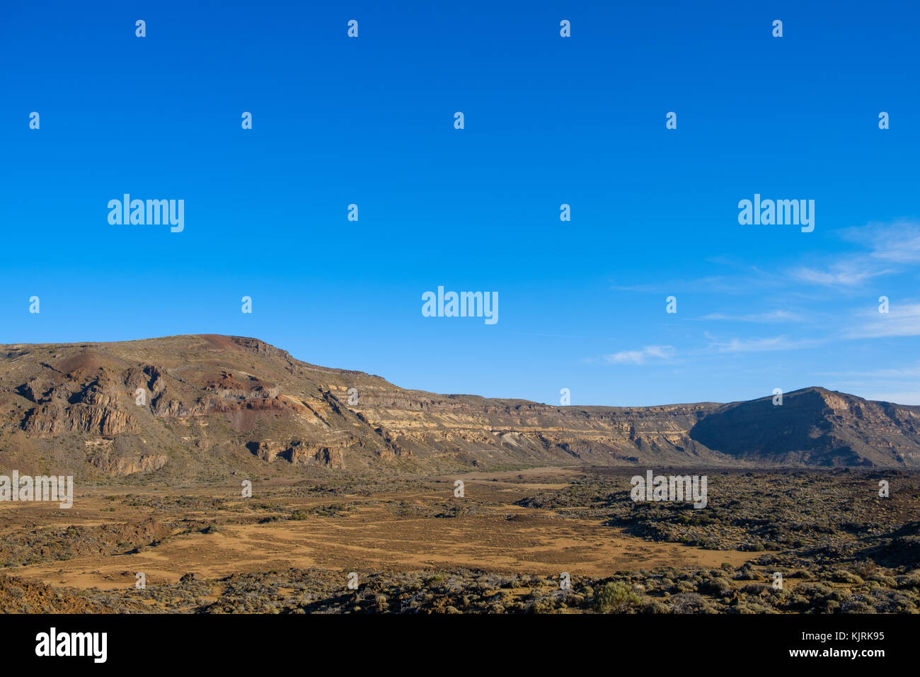 Vallata desertica nel paesaggio di montagna , chiaro cielo blu sullo sfondo - Foto Stock