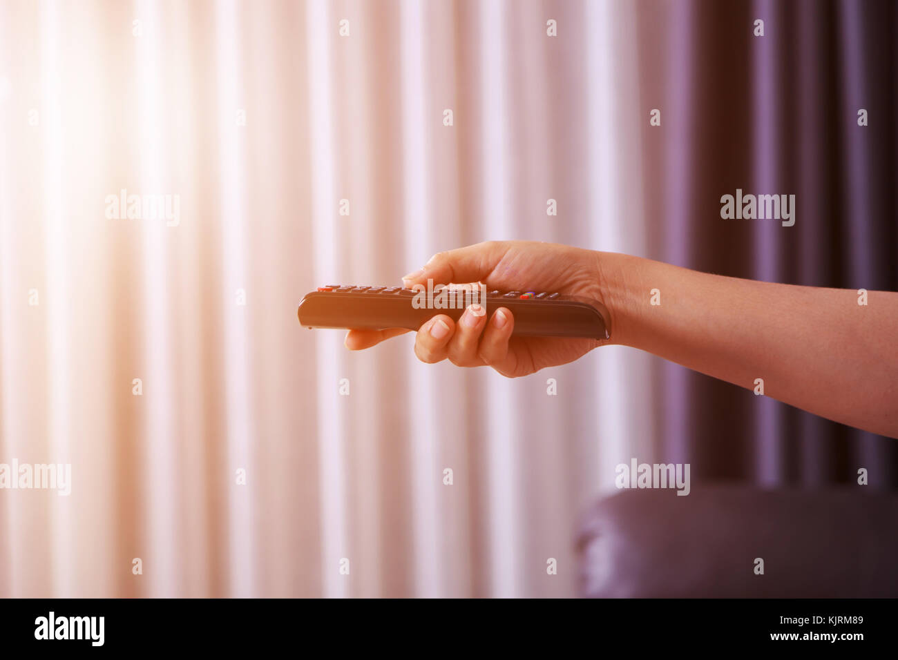 Close up tv con telecomando in mano Foto Stock