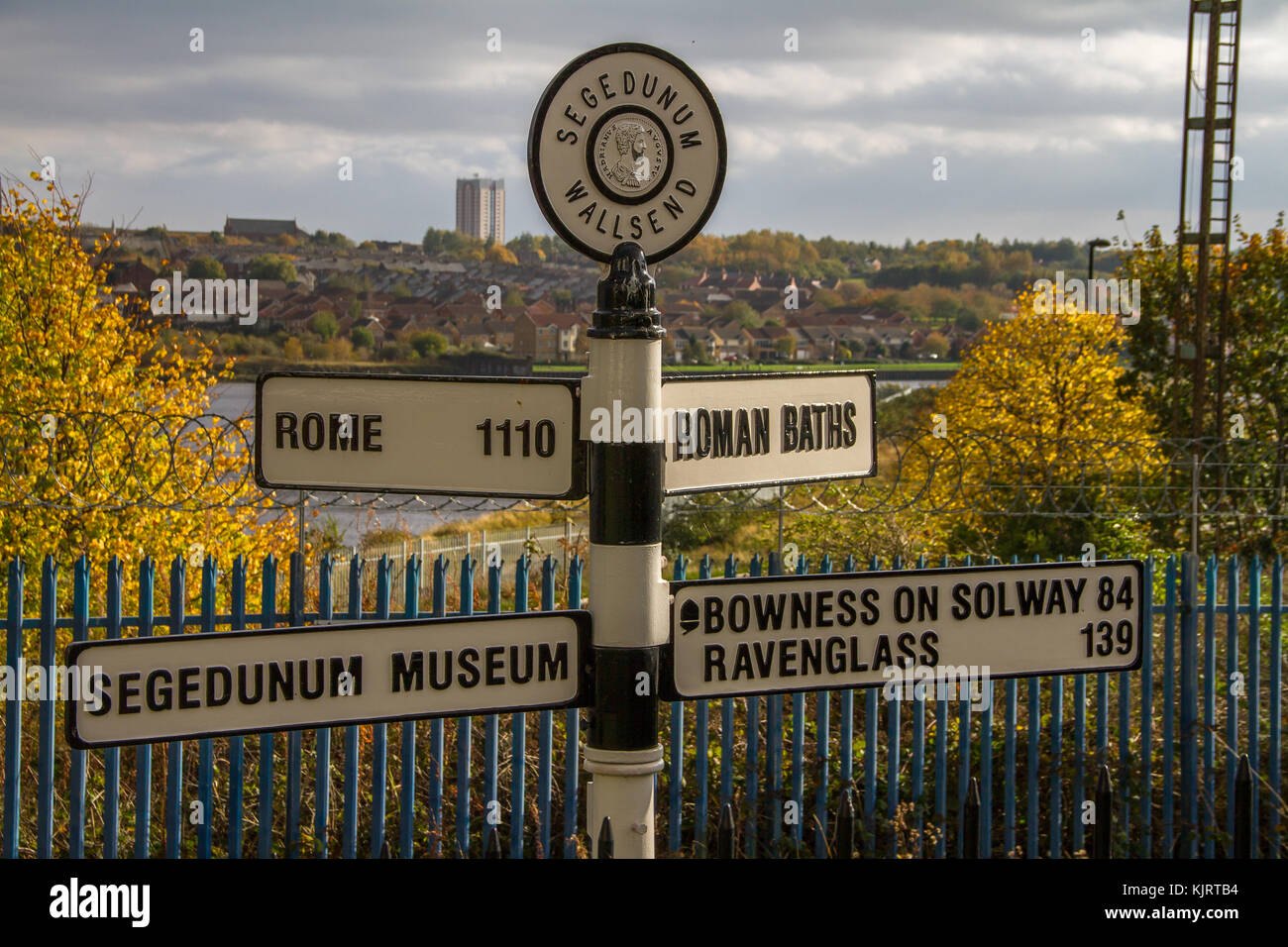 Direzione segno posto all'estremità orientale del Vallo di Adriano percorso al Museo Segedunum, Wallsend, Newcastle. Foto Stock