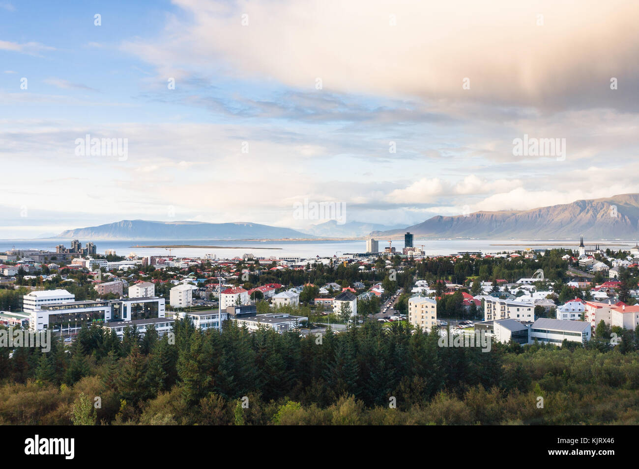 Viaggio in Islanda - sopra la vista della città di Reykjavik dal perlan a oskjuhlid hill nella serata di autunno Foto Stock