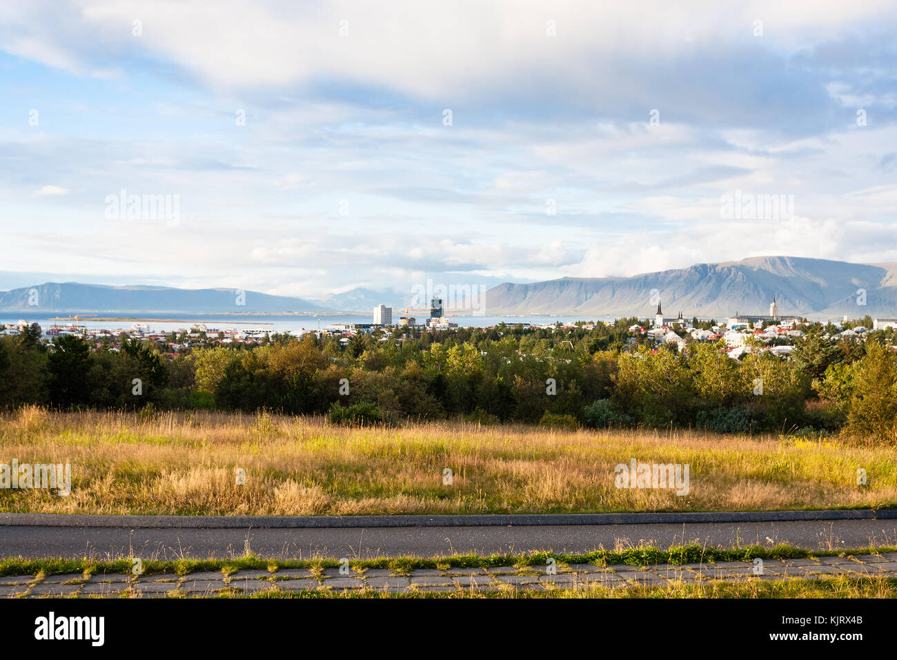 Viaggio in Islanda - Vista della città di Reykjavik dal oskjuhlid hill a settembre tramonto Foto Stock