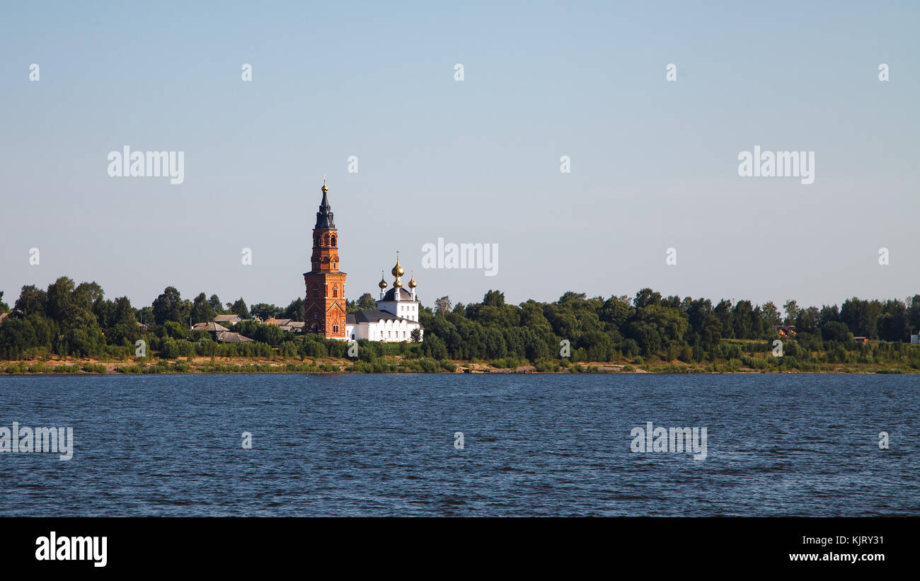 Chiesa della Natività nel villaggio di Priluki sulla banca del fiume Volga. La Russia. Foto Stock