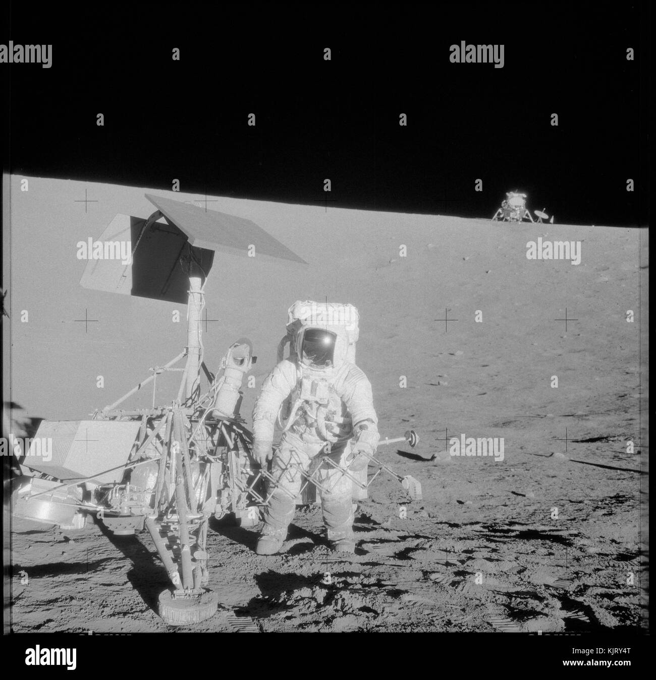 La Nasa apollo 12 atterraggio lunare missione il primo equipaggio astronauta charles conrad jr. esamina la unmanned surveyor 3 veicolo spaziale durante la sua seconda attività extravehicular spacewalk sulla superficie lunare novembre 20, 1969 in orbita intorno alla terra. (Foto di alan l. bean via planetpix) Foto Stock