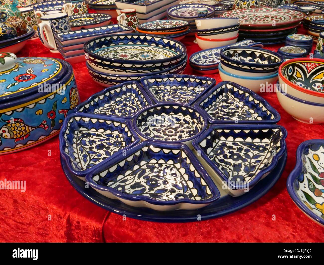 Piastre in ceramica per la vendita al mercato di Natale a Kingston upon Thames, London. Novembre 2017 Foto Stock