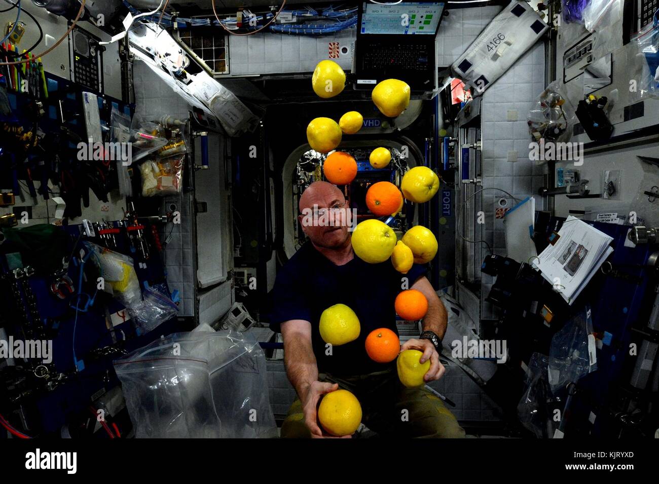 La NASA Expedition 44 il primo membro di equipaggio astronauta americano Scott Kelly giocola frutta fresca direttamente dalla Kounotori 5 H-II veicolo di trasferimento di carico veicolo spaziale 25 Agosto 2015 in orbita intorno alla terra. (Foto di Foto NASA via Planetpix) Foto Stock