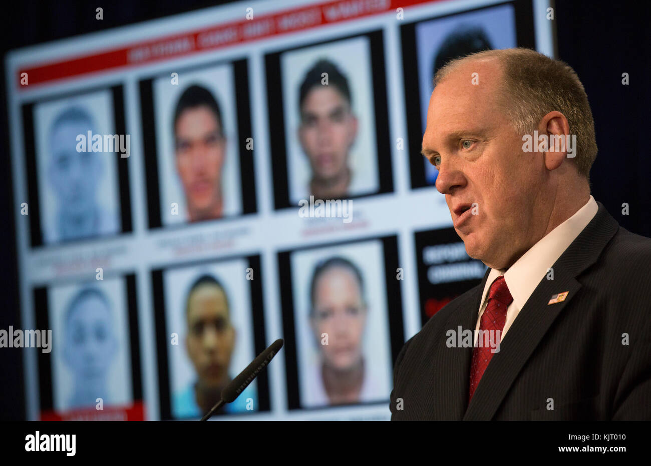 L'immigrazione degli Stati Uniti e di imposizione doganale (ghiaccio) vice direttore Thomas homan parla durante una conferenza stampa sull'operazione toro infuria presso la sede ice novembre 15, 2017 a Washington, DC. (Foto di glenn fawcett via planetpix) Foto Stock