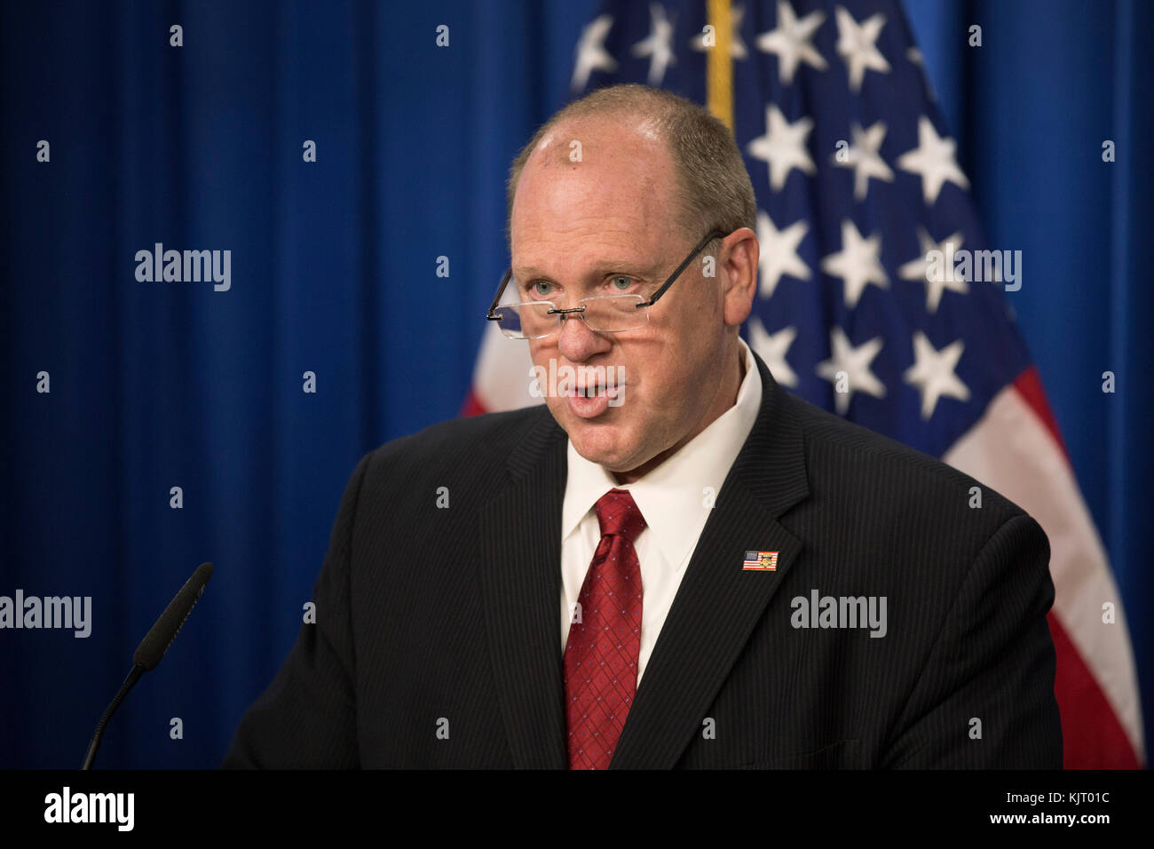 L'immigrazione degli Stati Uniti e di imposizione doganale (ghiaccio) vice direttore Thomas homan parla durante una conferenza stampa sull'operazione toro infuria presso la sede ice novembre 15, 2017 a Washington, DC. (Foto di glenn fawcett via planetpix) Foto Stock