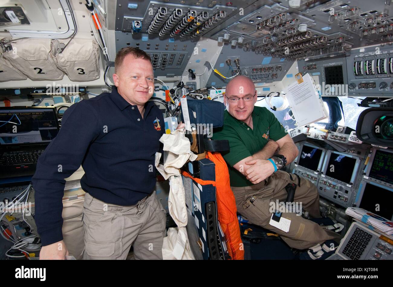 L'astronauta Eric Boe (a sinistra) dell'equipaggio della missione STS-133 della NASA e l'astronauta Scott Kelly della Expedition 26 posano nel ponte di volo dello Space Shuttle Discovery mentre era ancorato alla stazione spaziale Internazionale il 26 febbraio 2011 in orbita terrestre. (Foto della NASA foto via Planetpix) Foto Stock