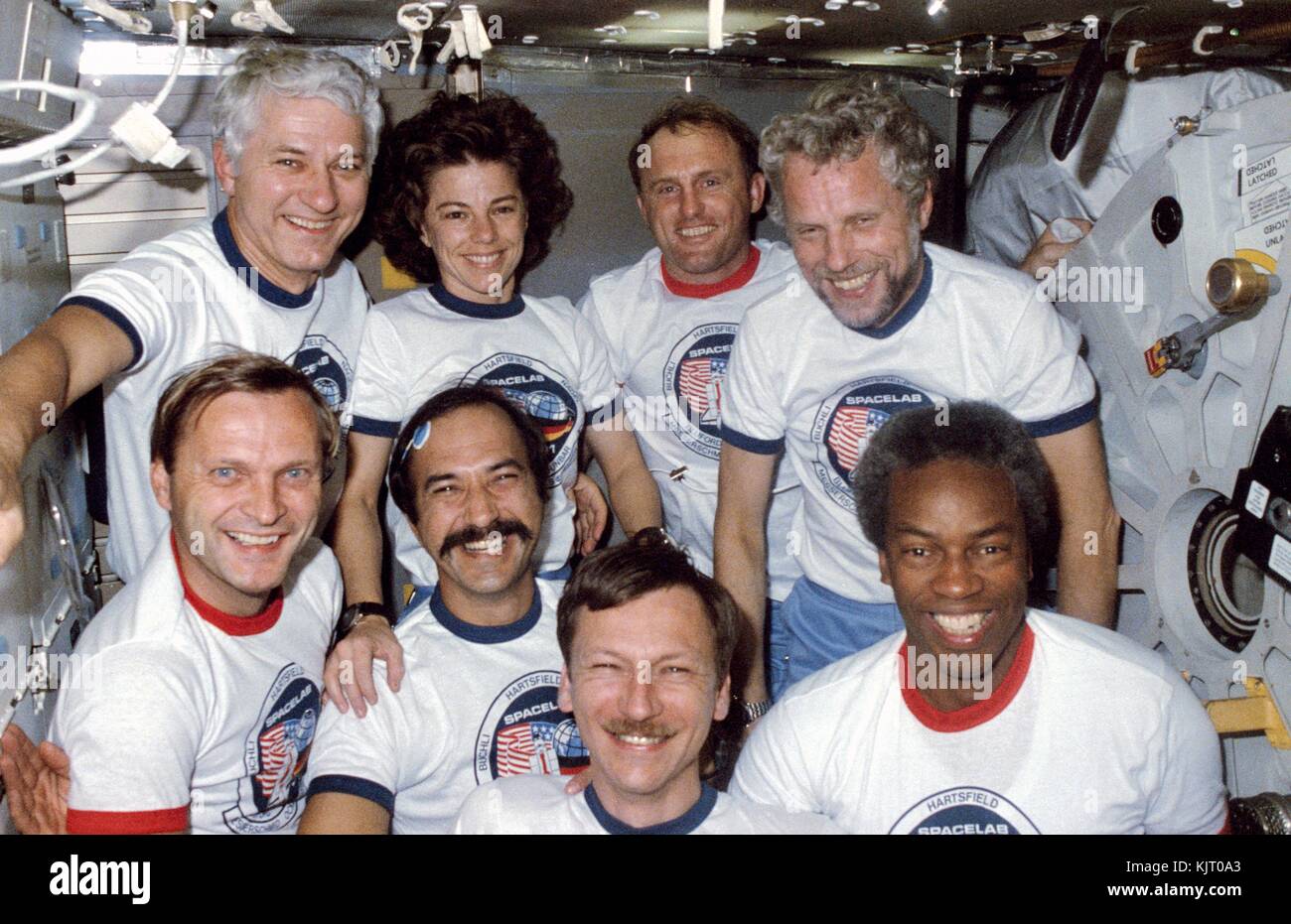 La NASA STS-61 space shuttle challenger missione Spacelab primo equipaggio (retro, l-r) astronauti americani henry hartsfield jr., bonnie dunbar, james buchli, astronauta tedesco reinhard furrer del Centro aerospaziale tedesco, (anteriore, l-r) astronauta tedesco Ernst messerschmid del Centro aerospaziale tedesco, olandese astronauta Wubbo Ockels dell'Agenzia spaziale europea e astronauti americani steven nagel e guion bluford posano per una foto di gruppo mentre in volo ottobre 30, 1985 in orbita intorno alla terra. (Foto di foto nasa via planetpix) Foto Stock