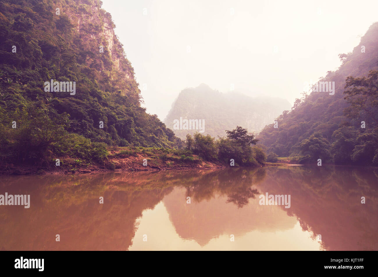 Serenità babe lago in Vietnam Foto Stock