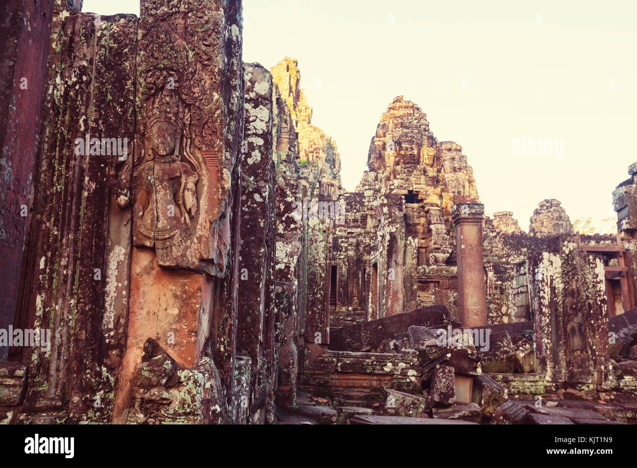 Facce di pietra di antica cultura khmer Tempio di Bayon Angkor in zona vicino a Siem Reap, Cambogia Foto Stock