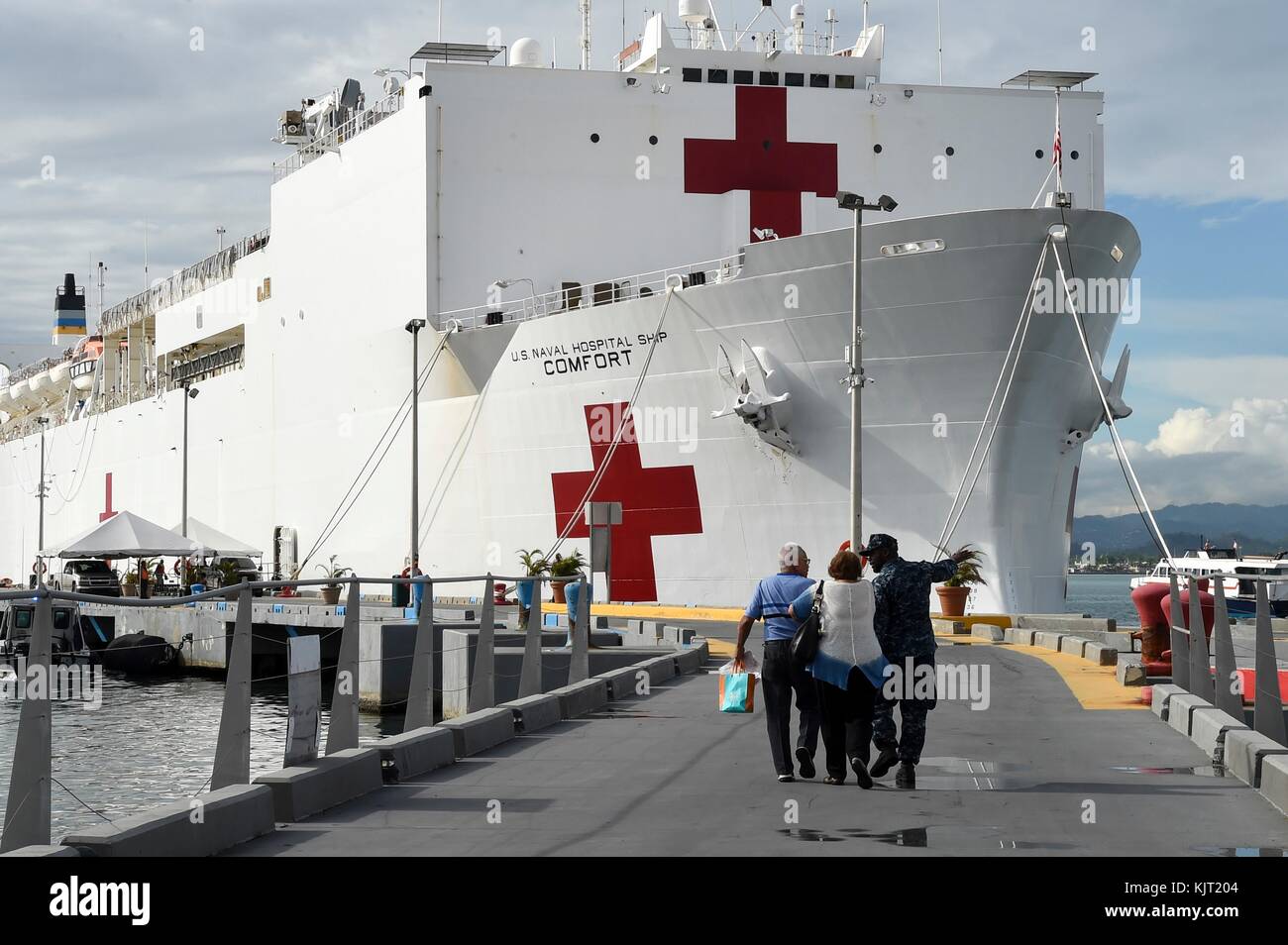 U.s. navy marinai escort Puerto Rican pazienti alla marina degli Stati Uniti di misericordia-class nave ospedale usns comfort durante gli interventi di soccorso dopo il passaggio dell uragano maria ottobre 28, 2017 in San Juan, Porto Rico. (Foto di stephane belcher via planetpix) Foto Stock