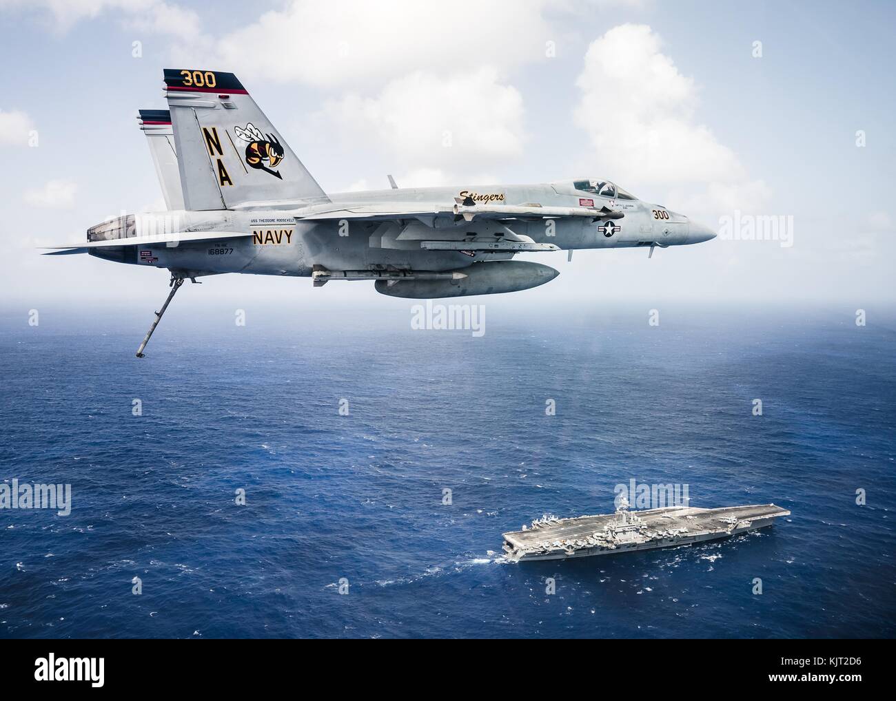 Un U.S. NAVY F/A-18E Super Hornet jet da combattimento aereo vola sopra la Marina statunitense nimitz-class portaerei USS Theodore Roosevelt 26 ottobre 2017 nell'oceano pacifico. (Foto di aaron b. hicks attraverso planetpix) Foto Stock
