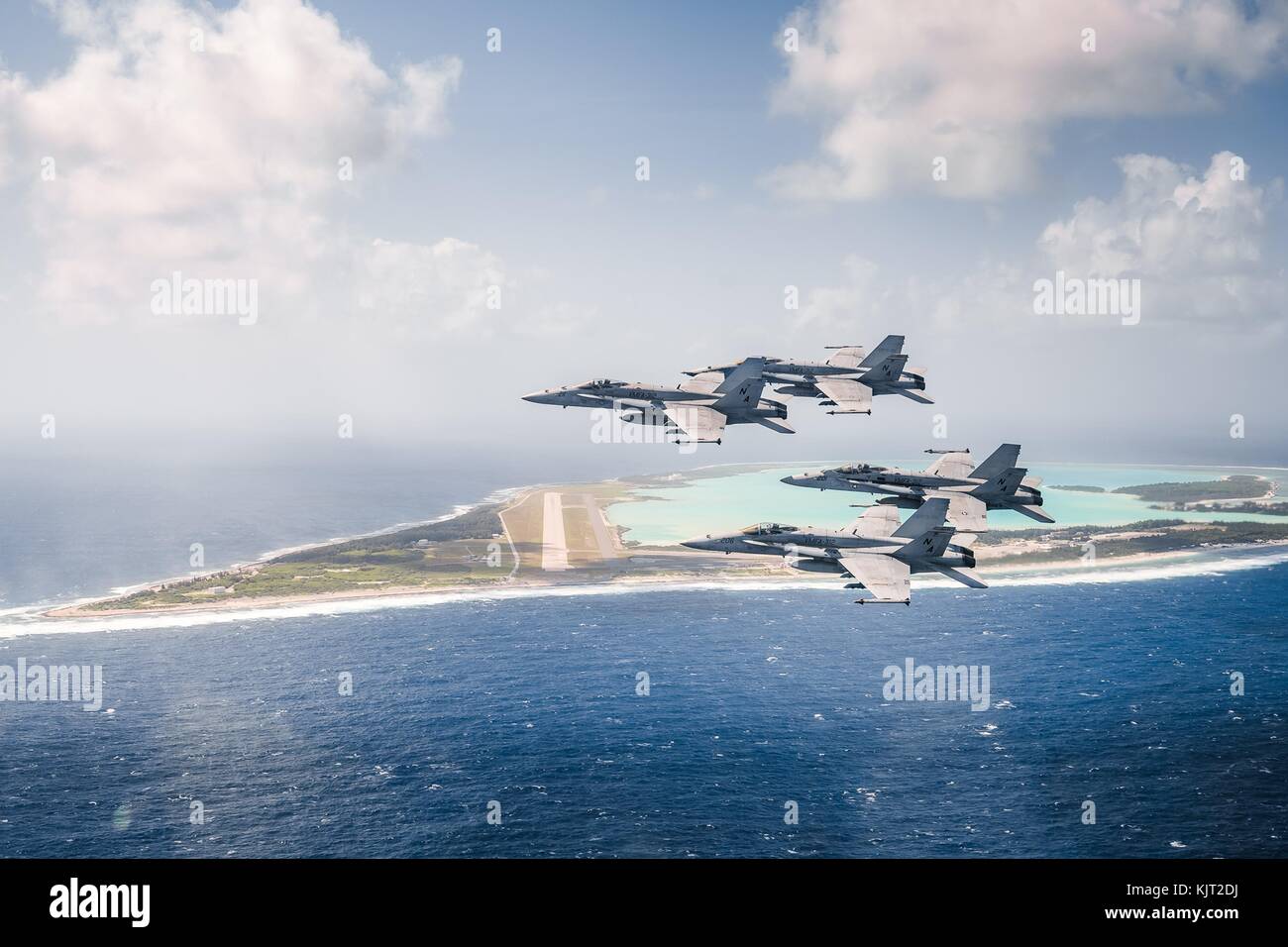 Quattro u.s. navy f/a-18c hornet jet fighter aircraft volare in formazione su wake island durante una U.S. NAVY evento patrimonio ottobre 26, 2017 nell'oceano pacifico. (Foto di aaron b. hicks attraverso planetpix) Foto Stock