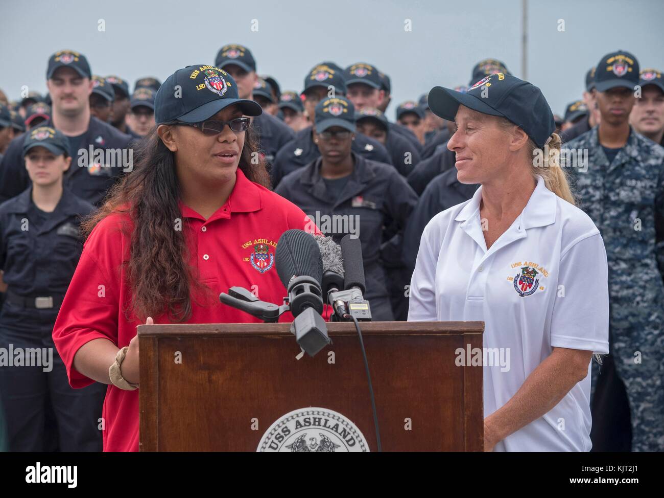 Civile statunitense marinai Natascia fuiava (sinistra) e jennifer appel parlare durante una conferenza stampa a bordo della marina degli Stati Uniti whidbey island-class amphibious dock landing ship uss ashland ottobre 30, 2017 a Okinawa, Giappone. fuiava e appel sono stati liberati dopo essere cordato nell'Oceano Pacifico per quasi cinque mesi. (Foto di sarah villegas via planetpix) Foto Stock