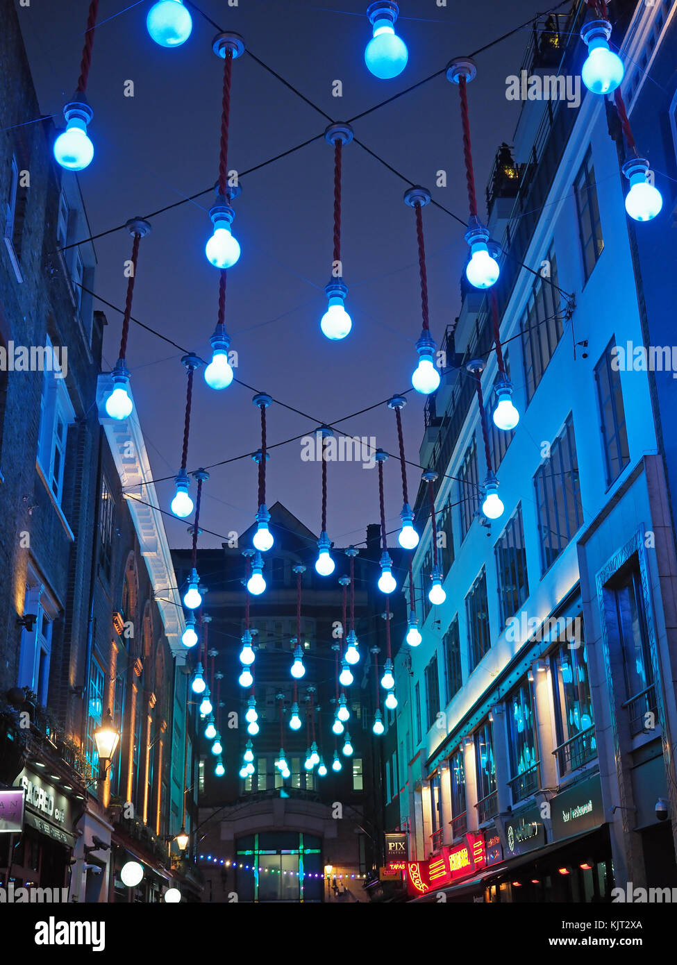 Vista guardando le belle luci di Natale appeso in Ganton Street adiacente Carnaby Street Londra 2017 Foto Stock