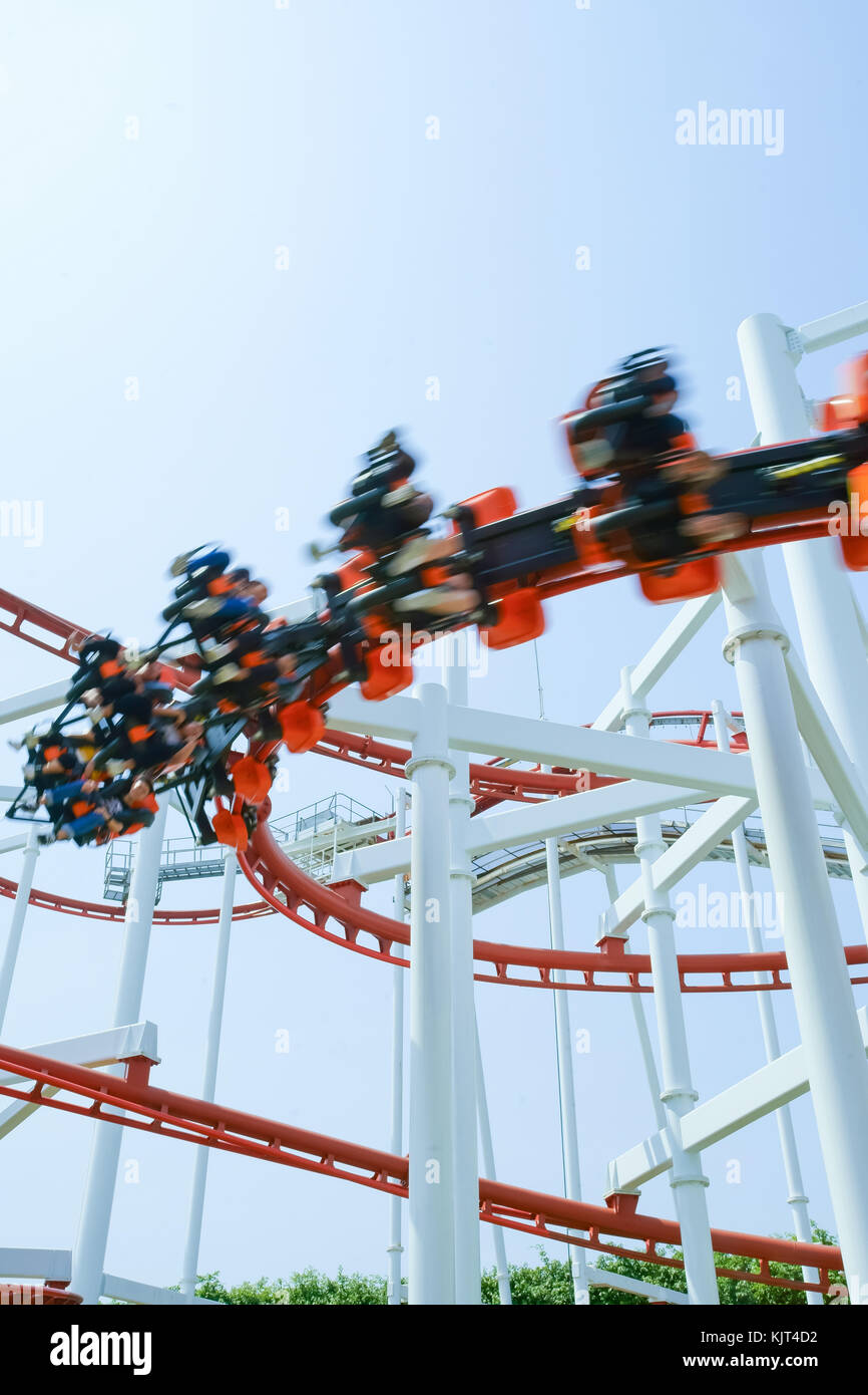 Divertente con roller coaster nel parco di divertimenti, così entusiasti. Foto Stock