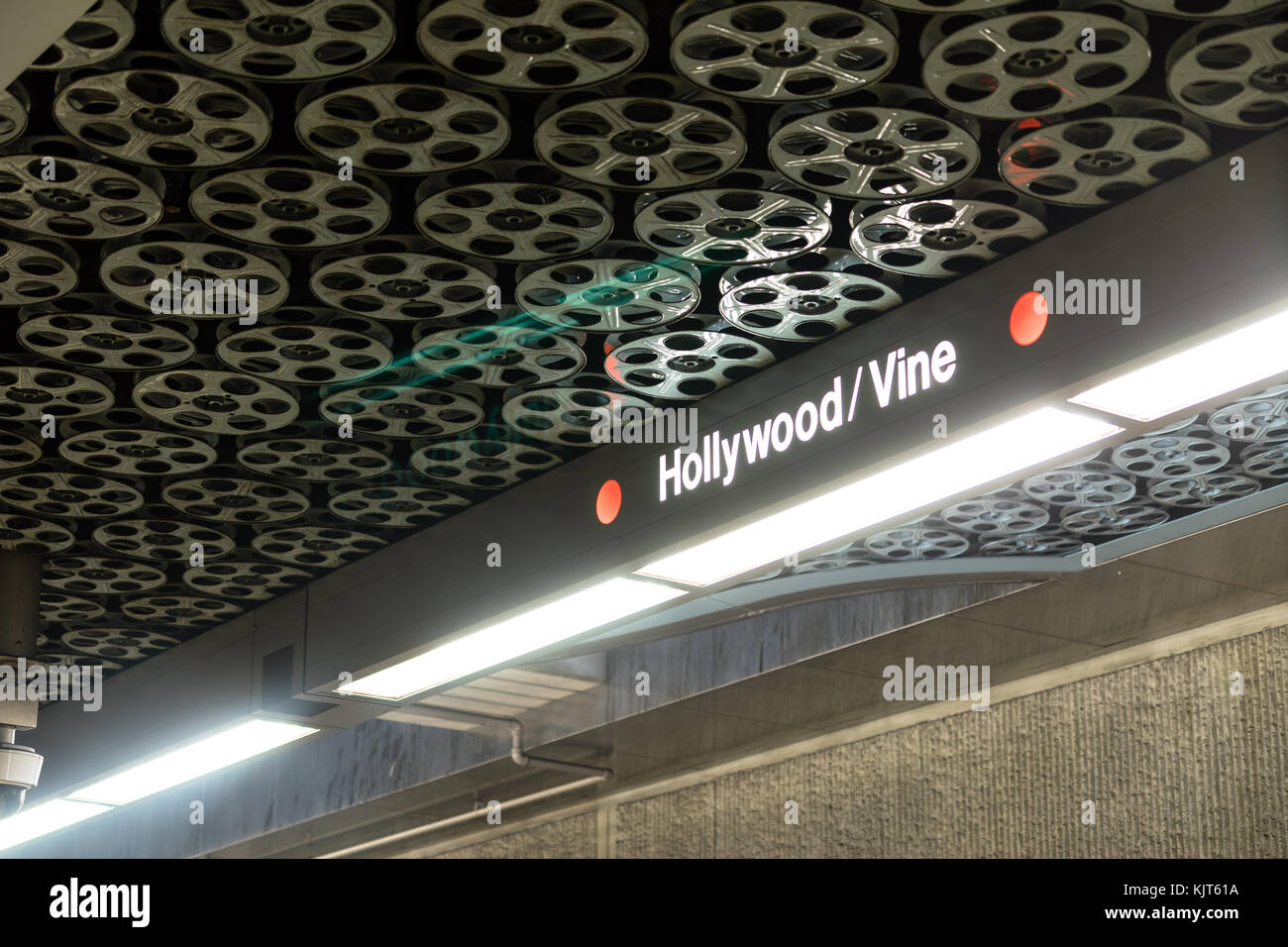 Il soffitto è decorato con bobine di pellicola presso la stazione della metropolitana di Los Angeles a Hollywood e vite Foto Stock