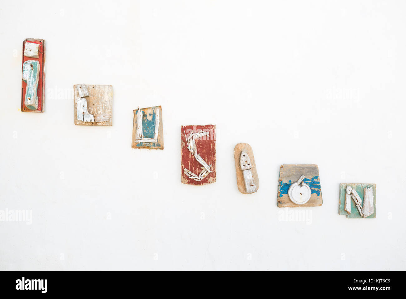 La parola illusione tradotto in spagnolo (ilusion) su una parete in singole lettere in un modo intelligente Foto Stock