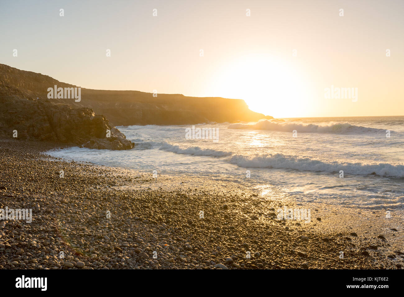 Tramonto a una costa ovest la spiaggia di ghiaia di Fuerteventura, SPAGNA Foto Stock