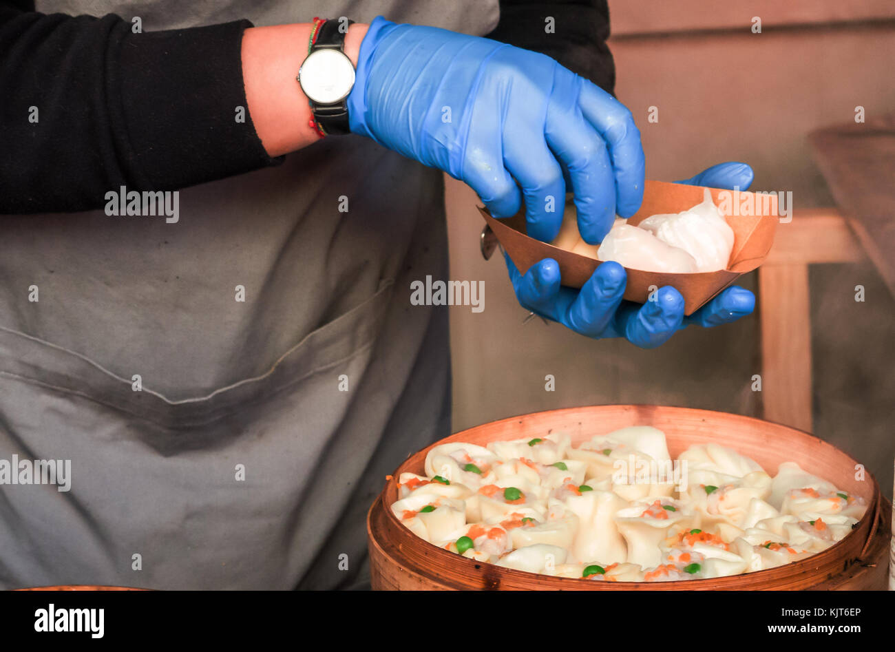 Cucina di strada, ravioli al vapore con gamberetti, un piatto tipico della cucina cinese Foto Stock