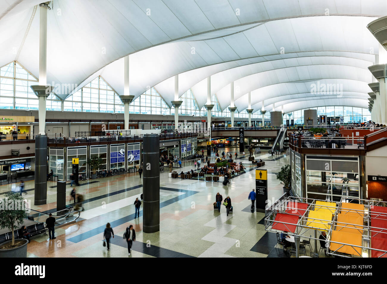 Interno con tetto in fibra di vetro (progettato da Fentress Bradburn Architects), Jeppesen Terminal Aeroporto Internazionale di Denver (DIA), Denver, Foto Stock