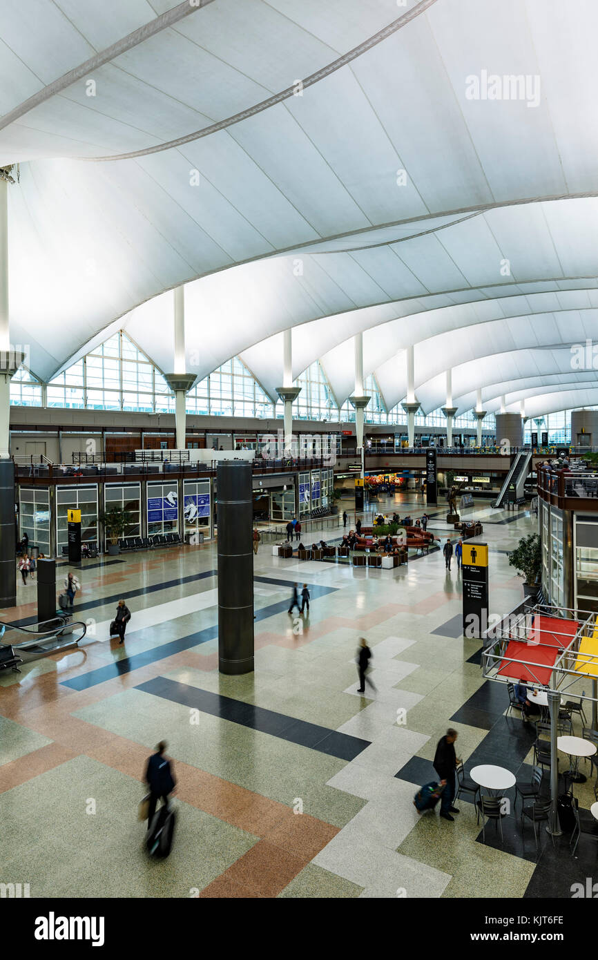 Interno con tetto in fibra di vetro (progettato da Fentress Bradburn Architects), Jeppesen Terminal Aeroporto Internazionale di Denver (DIA), Denver, Foto Stock