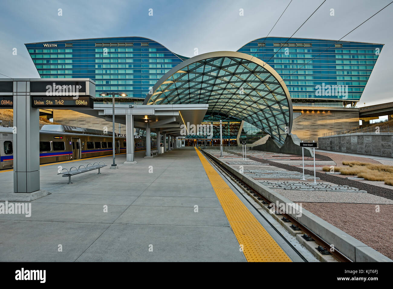 Aeroporto Internazionale di Denver stazione ferroviaria e al Westin di Denver International Hotel, l'Aeroporto Internazionale di Denver (DIA), Denver, Colorado, STATI UNITI D'AMERICA Foto Stock