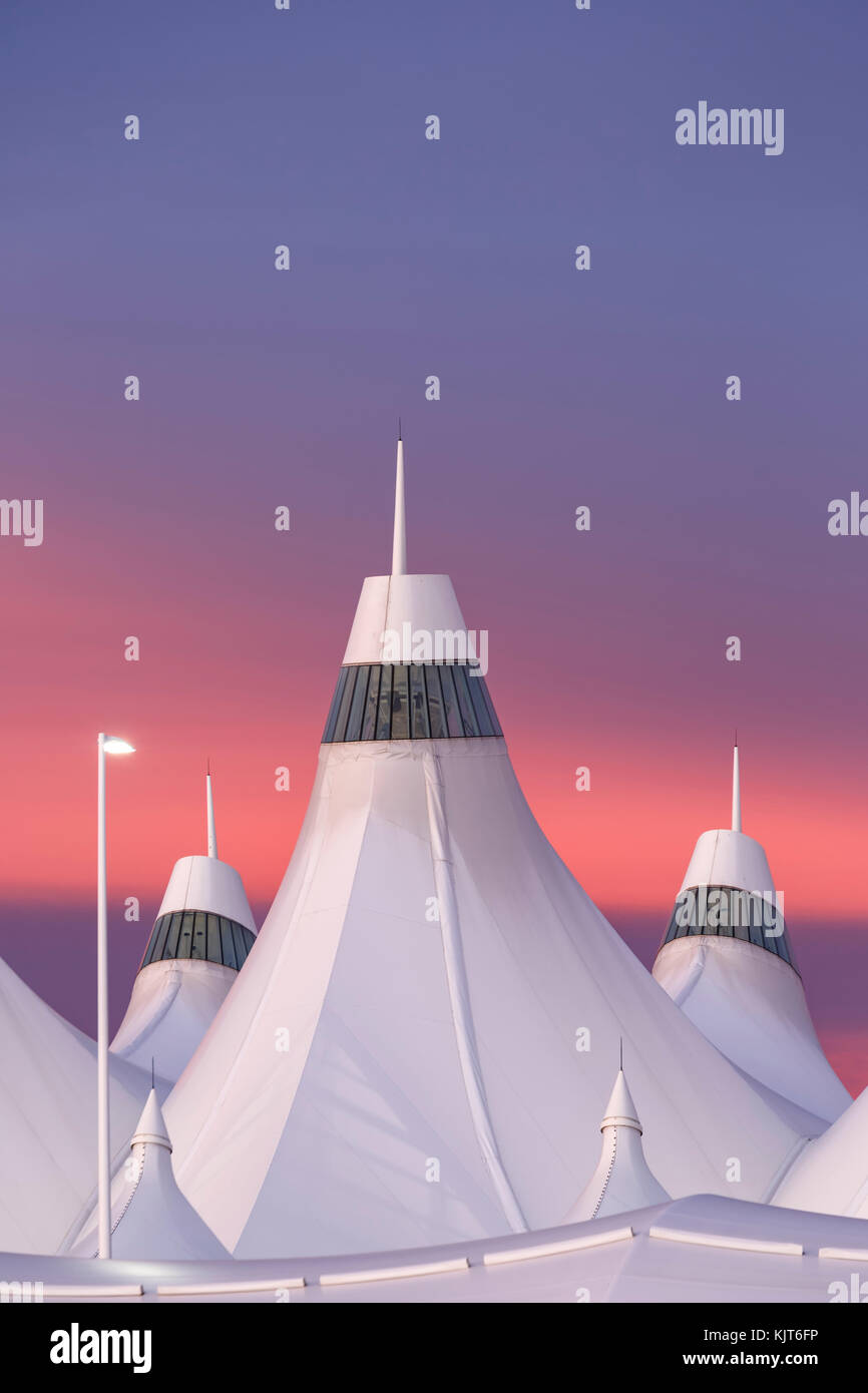 "Tenda" in fibra di vetro (tetto progettato da Fentress Bradburn Architects), Jeppesen Terminal Aeroporto Internazionale di Denver (DIA), Denver Colorado US Foto Stock