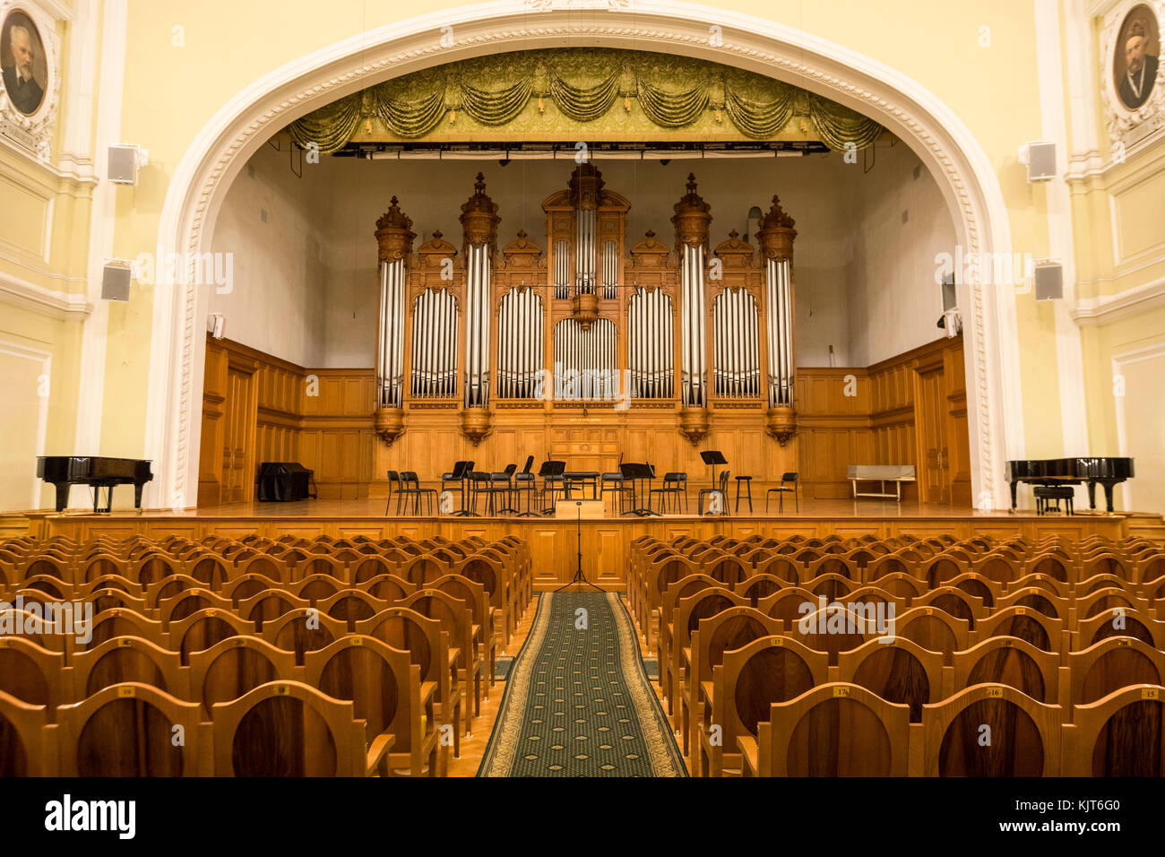 Una vista della tappa nella grande sala della Statale Ciaicovskij di Mosca conservaroty prima di avviare il concerto di musica classica, Russia Foto Stock