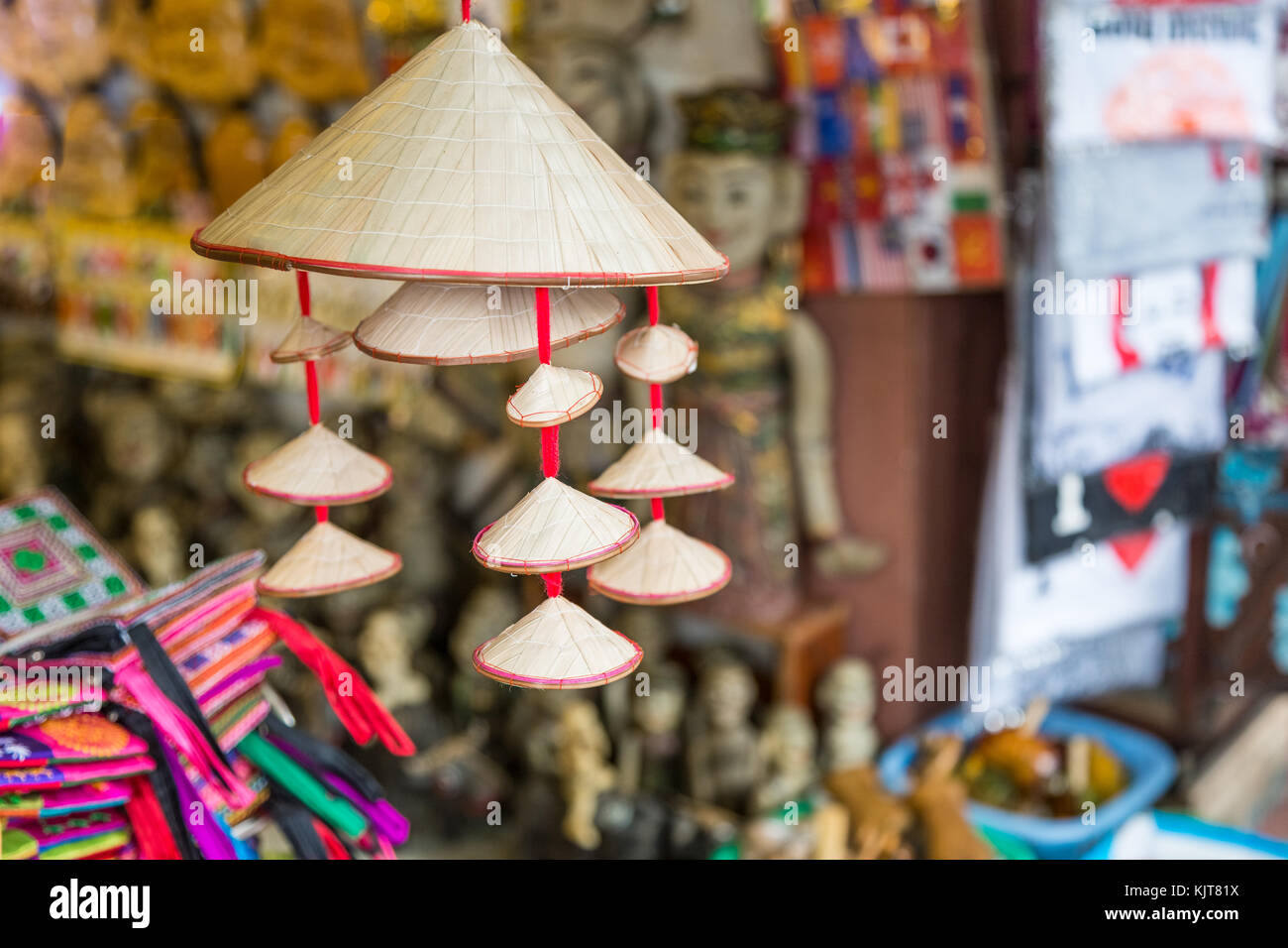 Un souvenir di più asiatici cappelli conici denominato " non la" Foto Stock