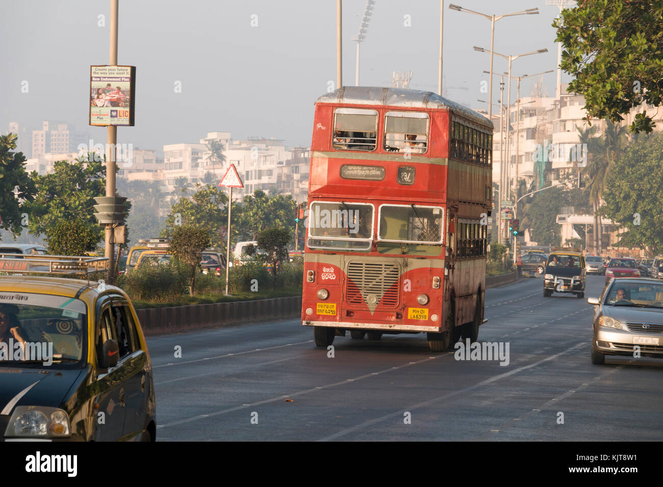 Il traffico tra cui double decker bus sul Marine Drive, Mumbai Foto Stock