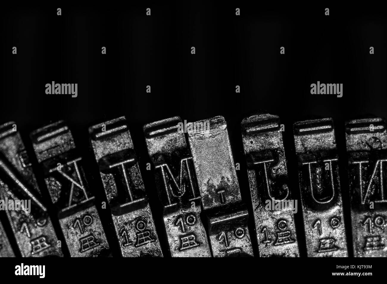 Nastri inchiostratori per macchine da scrivere dettaglio. ripresa macro di vecchio e sporco la digitazione di elementi metallici Foto Stock