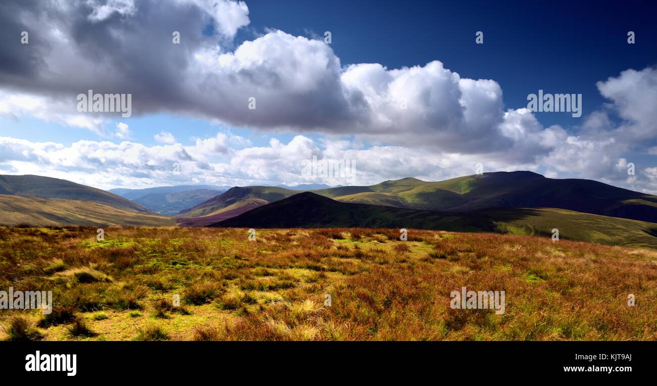 Ombre scure più scorrevole skiddaw e il modo in Cumbria Foto Stock