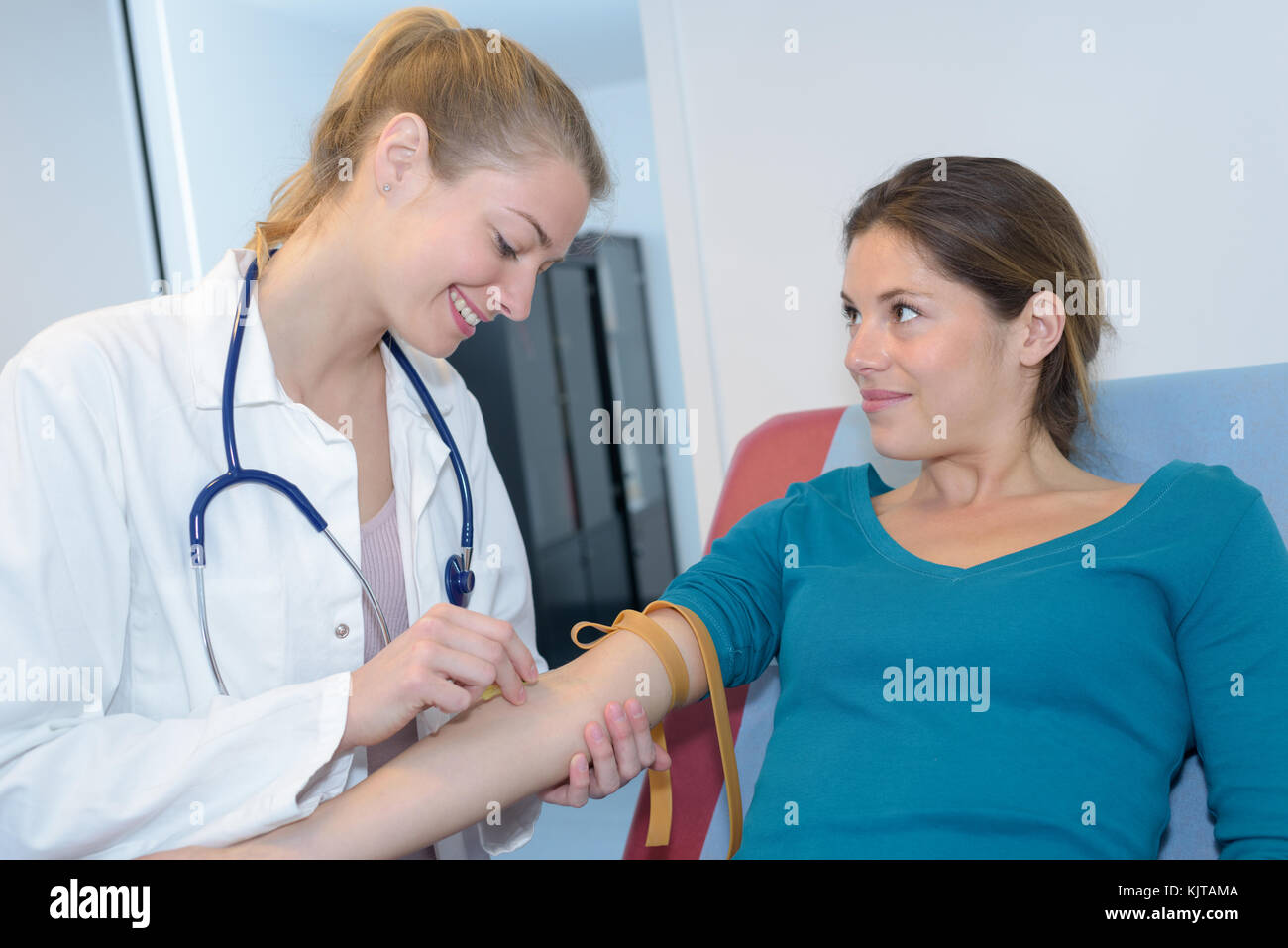 Ricerca di infermiere vena per prendere il sangue Foto Stock