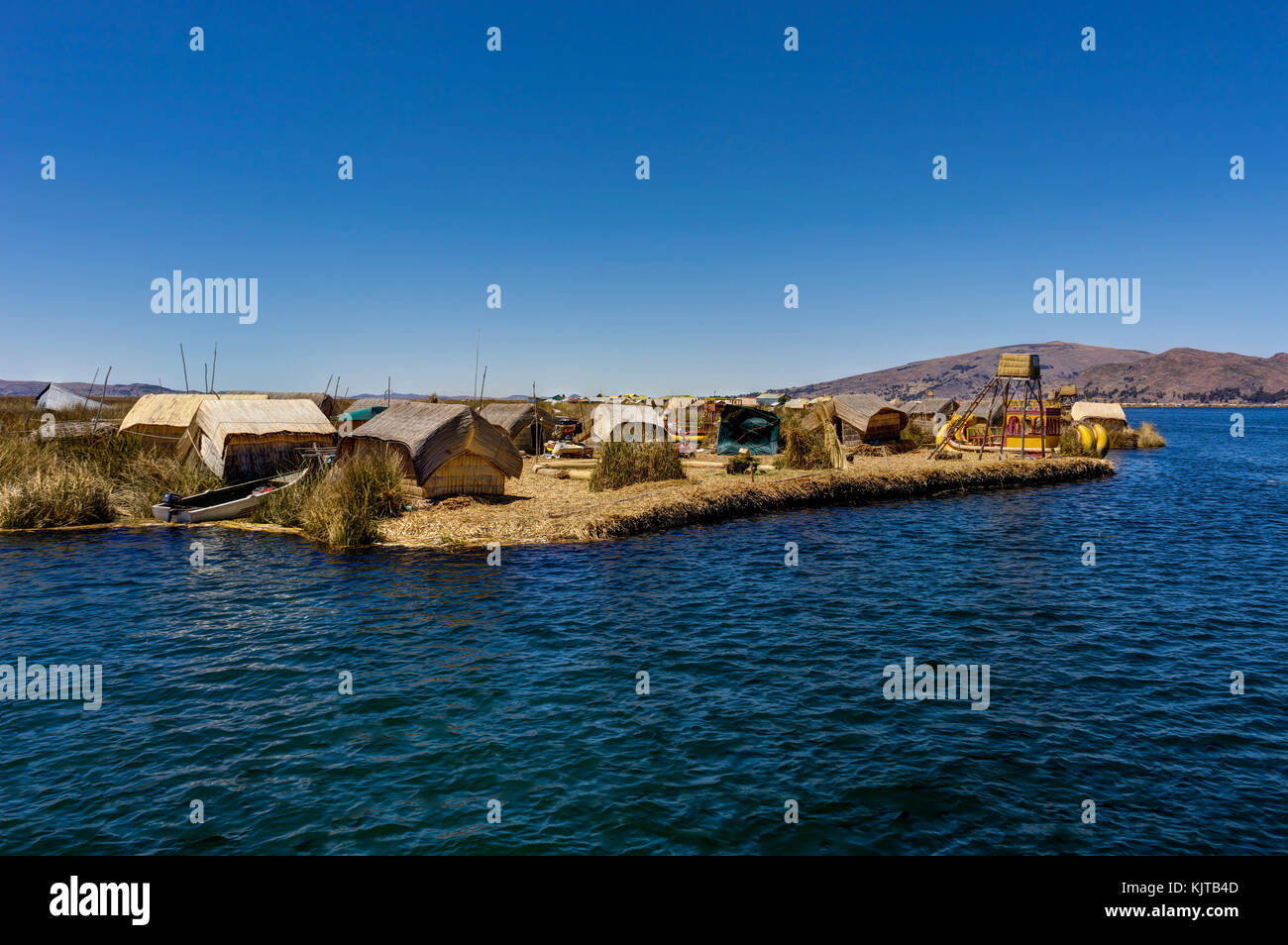 Foto scattata in agosto 2017 in Copacabana Bolivia, Sud America: isole galleggianti composta di Totora reed vicino Huatajata, Bolivia Lago Titicaca Foto Stock