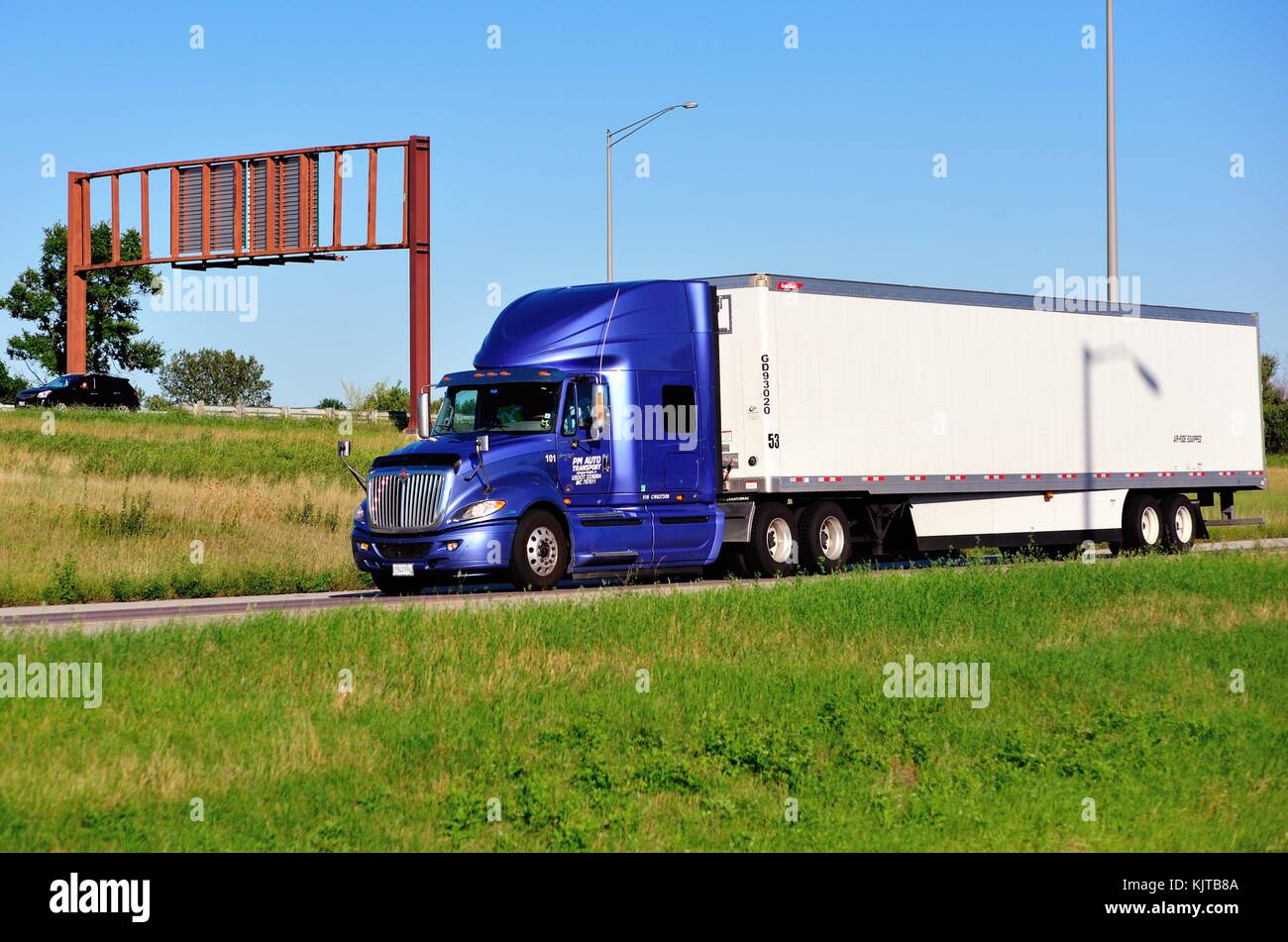 Un semi-rimorchio o semi tira il contenuto di una sezione di un'autostrada, diviso il sistema autostradale in Addison, Illinois, un sobborgo di Chicago. Stati Uniti d'America. Foto Stock