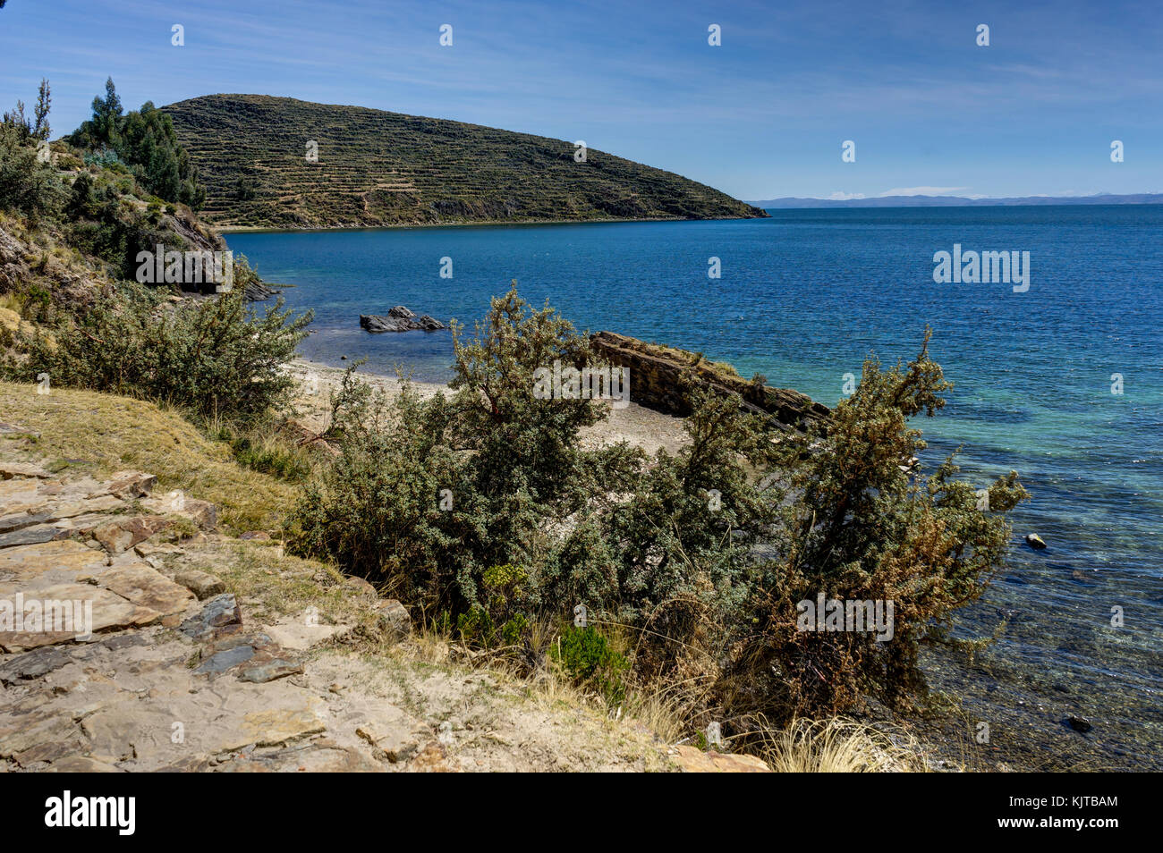 Foto scattata in agosto 2017 in Copacabana Bolivia, Sud America: Vista attraverso La Isla del Sol con cielo blu acqua e alberi La Lago Titicaca Foto Stock