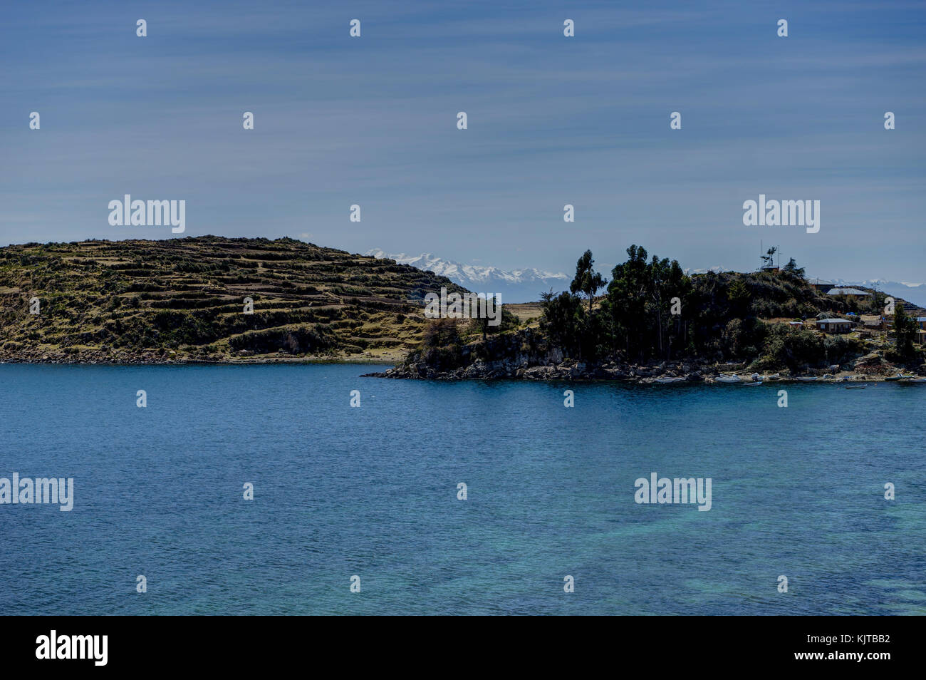 Foto scattata in agosto 2017 in Copacabana Bolivia, Sud America: Vista attraverso La Isla del Sol con cielo blu acqua e alberi La Lago Titicaca Foto Stock