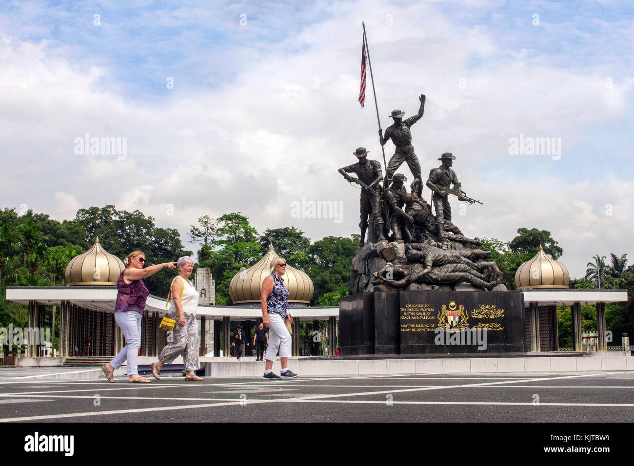I turisti che visitano il monumento nazionale della Malaysia, un ricordo di Malesia i soldati che scarified la loro vita per il paese durante la seconda guerra mondiale Foto Stock