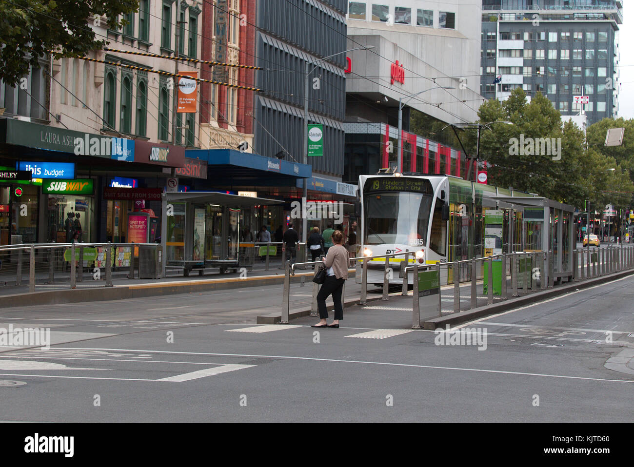 Città di Melbourne tram elettrico Elizabeth Street Melbourne Australia Foto Stock
