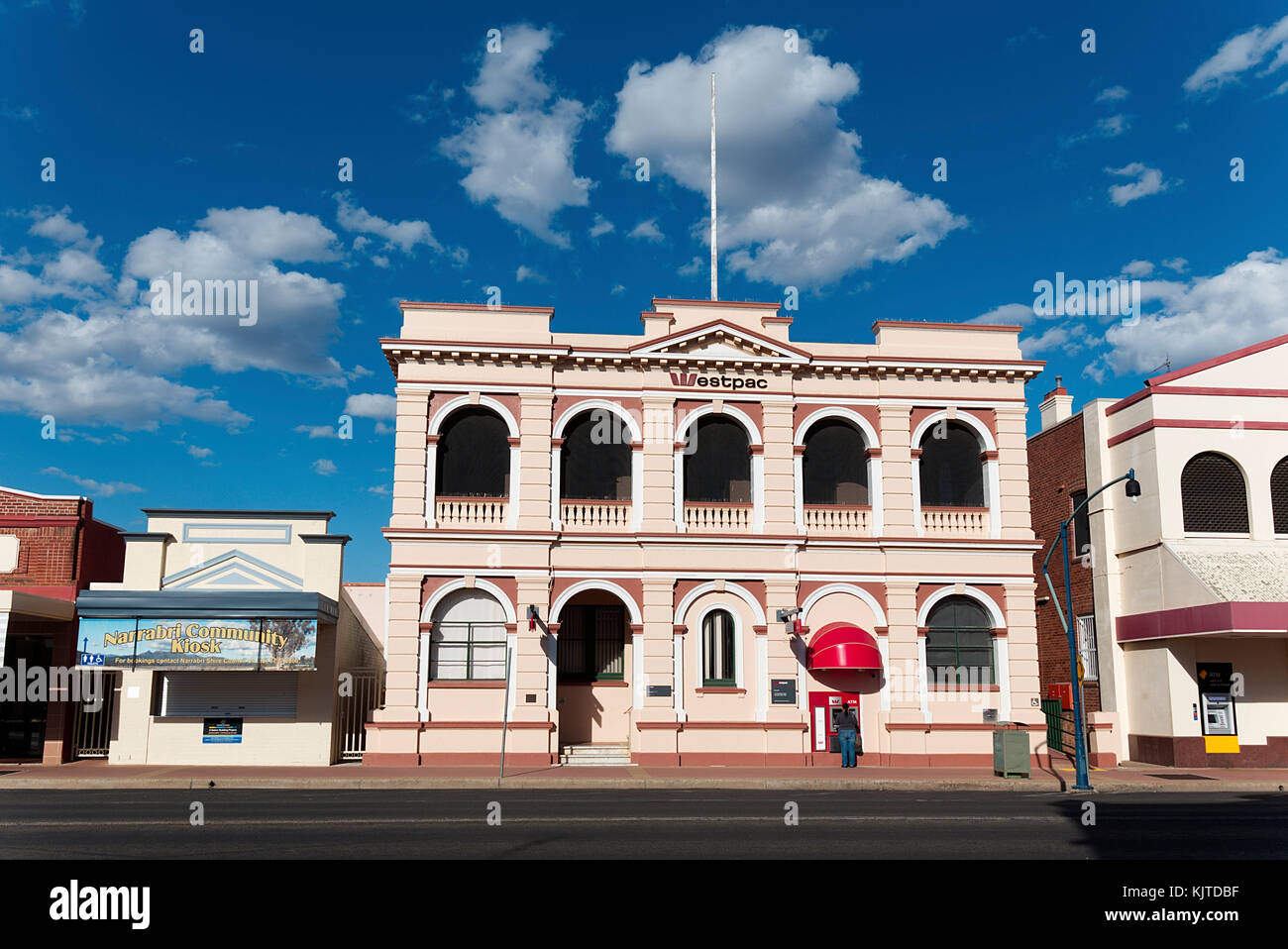 L imponente e storico Westpac bank building su Maitland Street Narrabri Australia Foto Stock