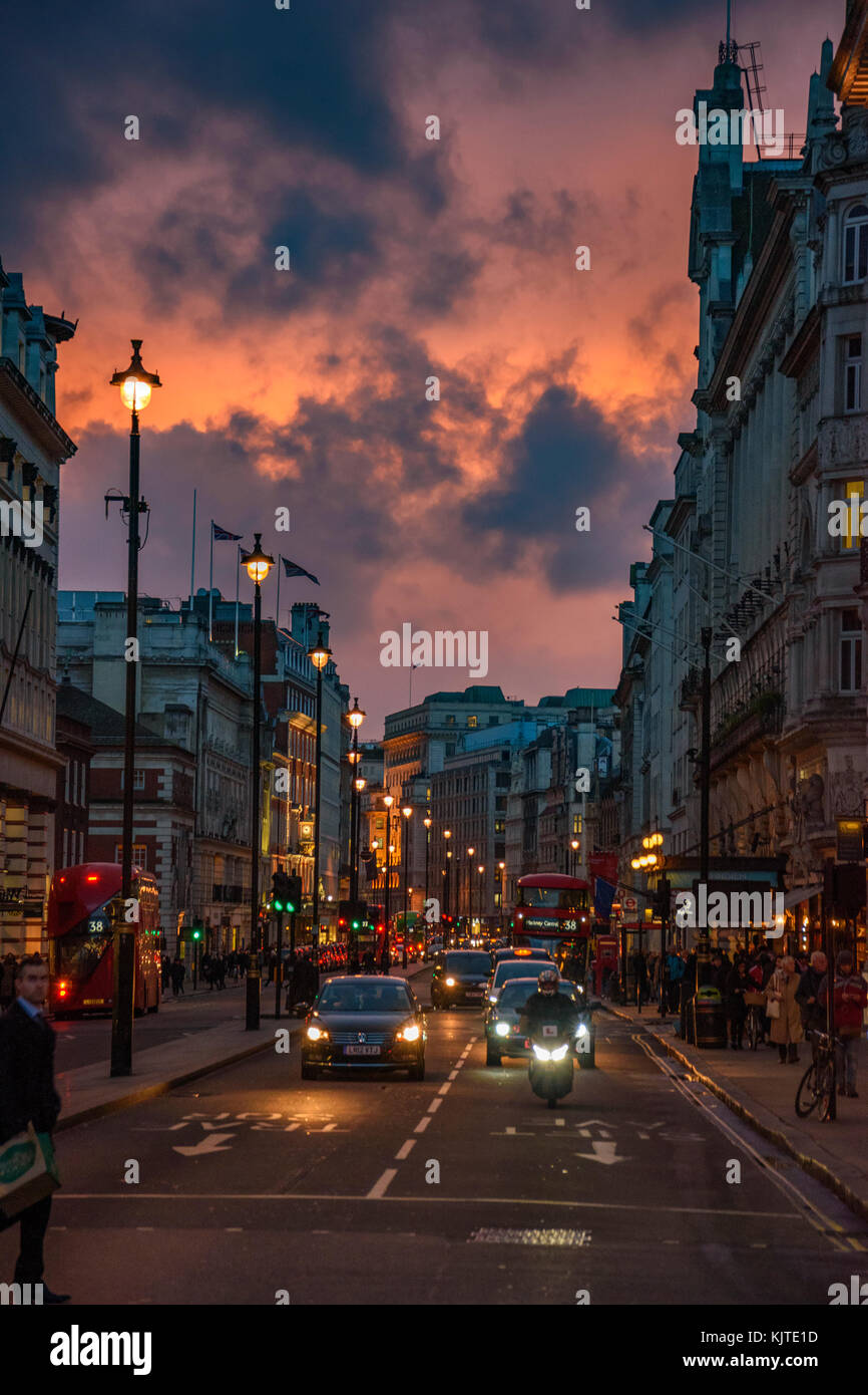 Ottima vista della città dal centro di Londra. Il traffico a piccadilly circus piazza contro un pesante cielo nuvoloso. street photography in un giorno di pioggia, Londra Foto Stock