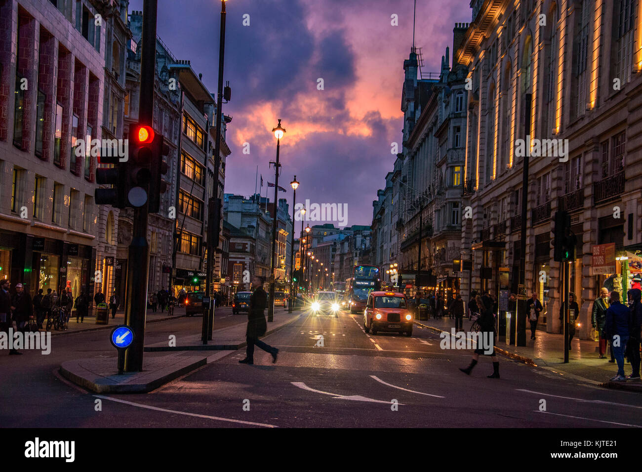 Ottima vista della città dal centro di Londra. Il traffico a piccadilly circus piazza contro un pesante cielo nuvoloso. street photography in un giorno di pioggia, Londra Foto Stock