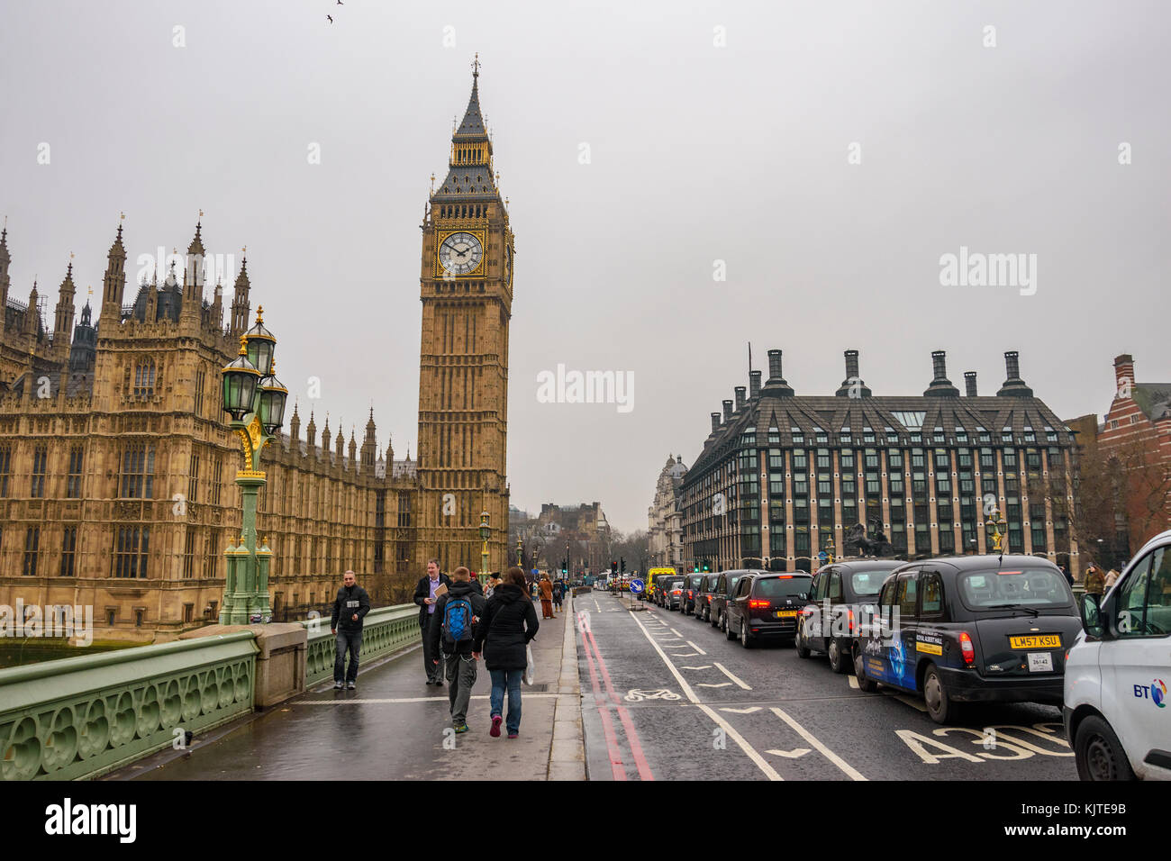 Vista urbano del Big Ben e il Parlamento nel central London City, Regno Unito. Westminster in una mattinata nebbiosa. Foto Stock