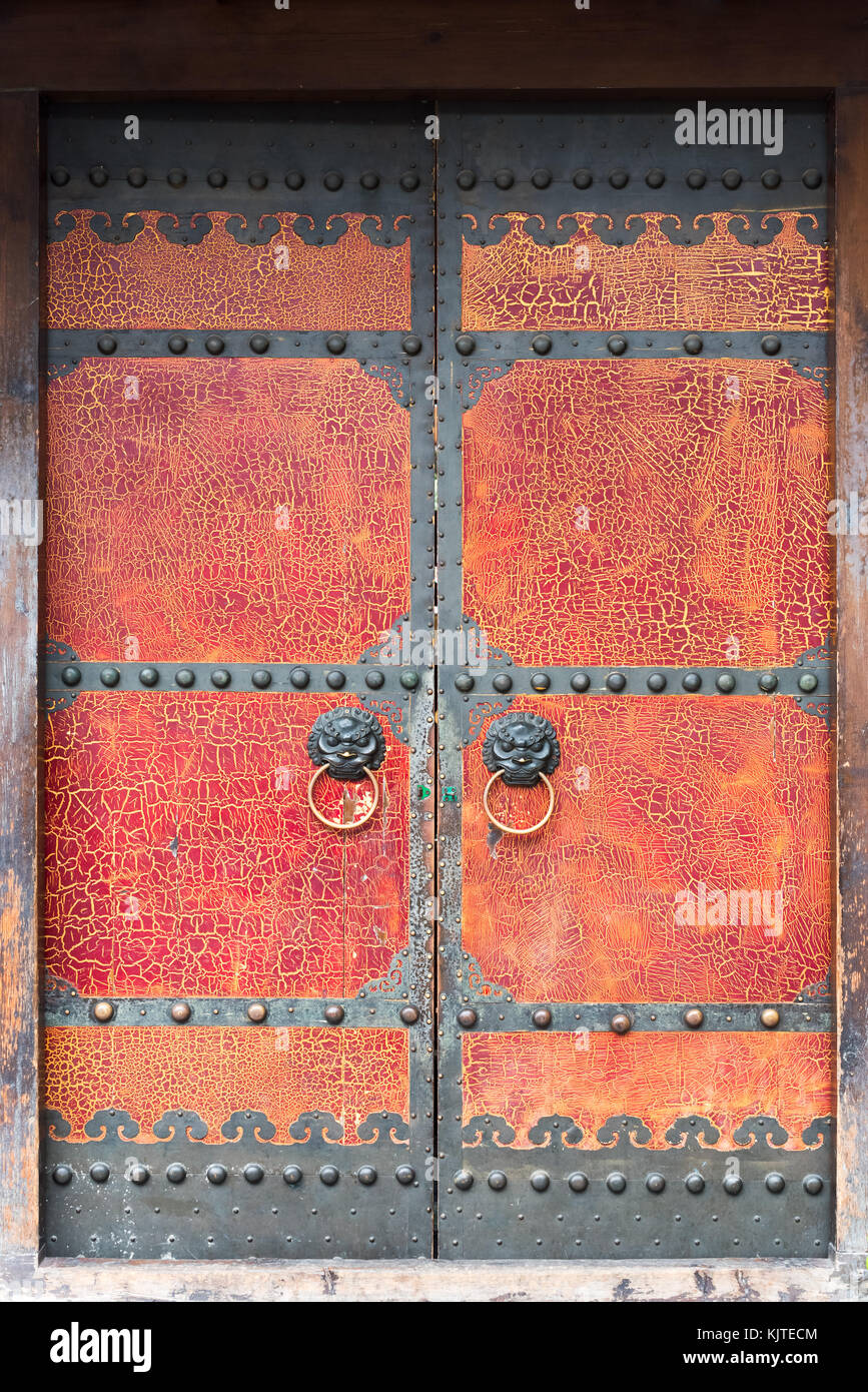 Rosso vernice incrinata cinese tradizionale porta con battenti della porta Foto Stock