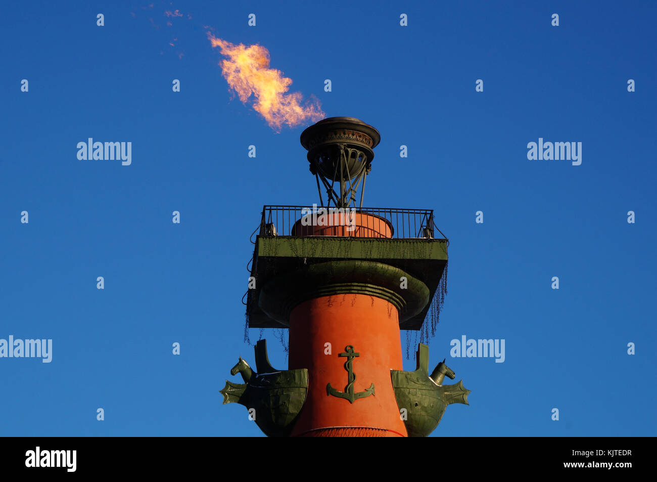 Lit colonna rostrale a San Pietroburgo, Russia Foto Stock