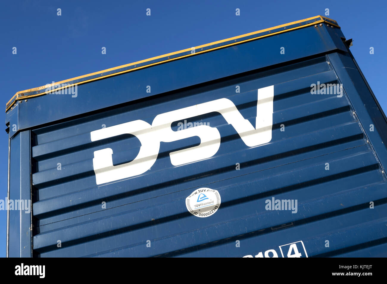 Rimorchio laterale a tendina DSV. DSV A/S è un'azienda danese di trasporti e logistica che offre servizi di trasporto su strada, aereo, marittimo e ferroviario in tutto il mondo. Foto Stock