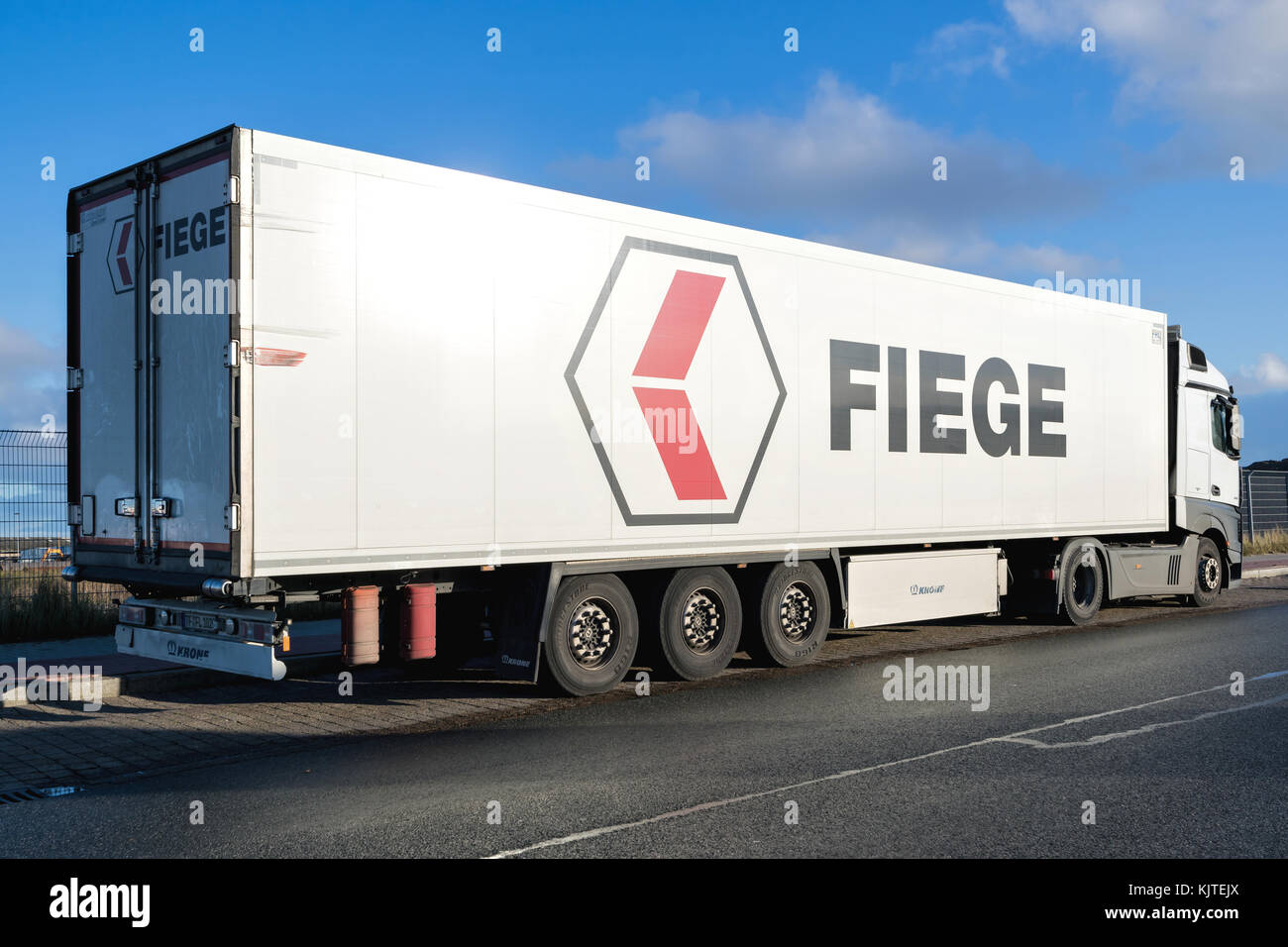 Autocarro semirimorchio FIEGE. Il gruppo FIEGE è un'azienda di logistica leader in Europa specializzata in soluzioni efficienti per la catena di approvvigionamento. Foto Stock